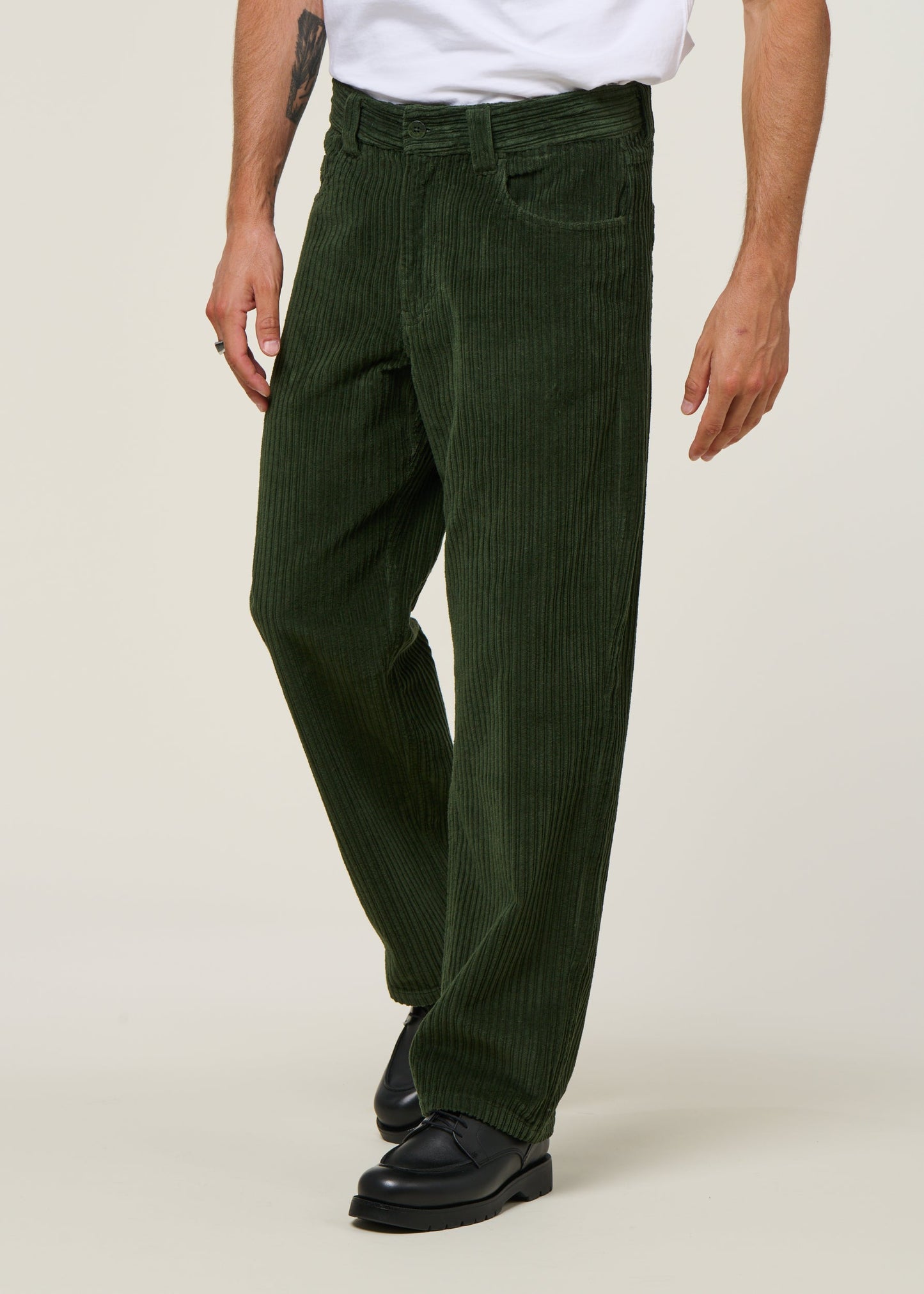 Pantalon droit velours en coton bio | vert "bottle green corduroy david pants - green"