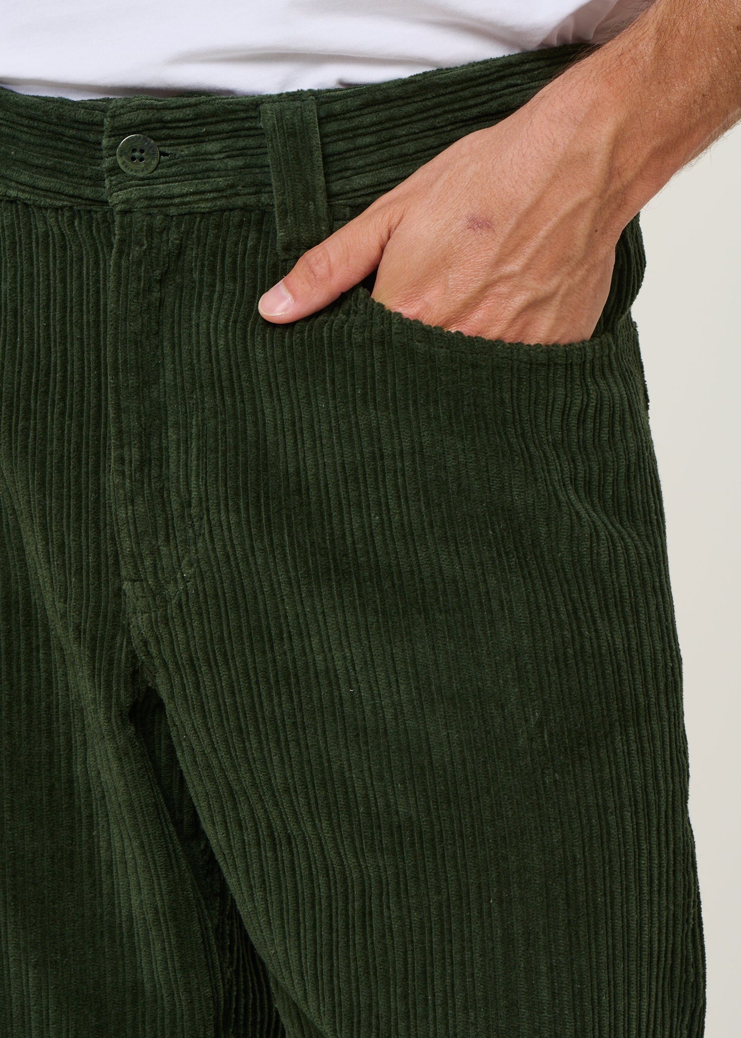 Pantalon droit velours en coton bio | vert "bottle green corduroy david pants - green"