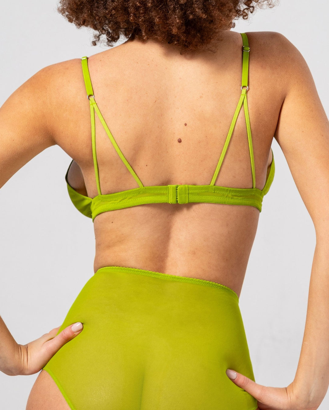 Soutien gorge triangle en matières recyclées | vert "Mesh triangle bralette - matcha"