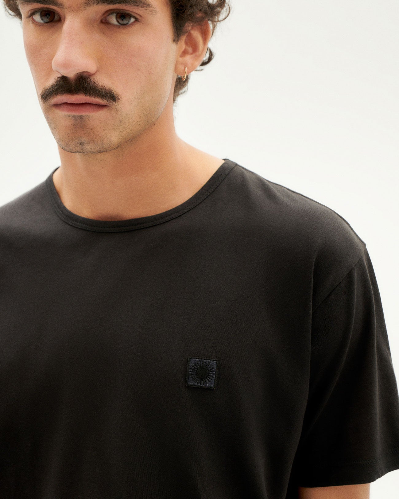 T-shirt manches courtes en coton bio | noir "Sol black patch tshirt"