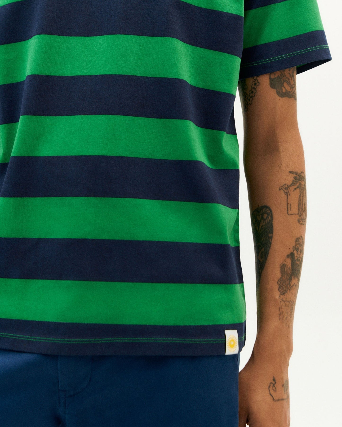 T-shirt bleu et vert à rayures en coton bio - blue night stripes multicolor