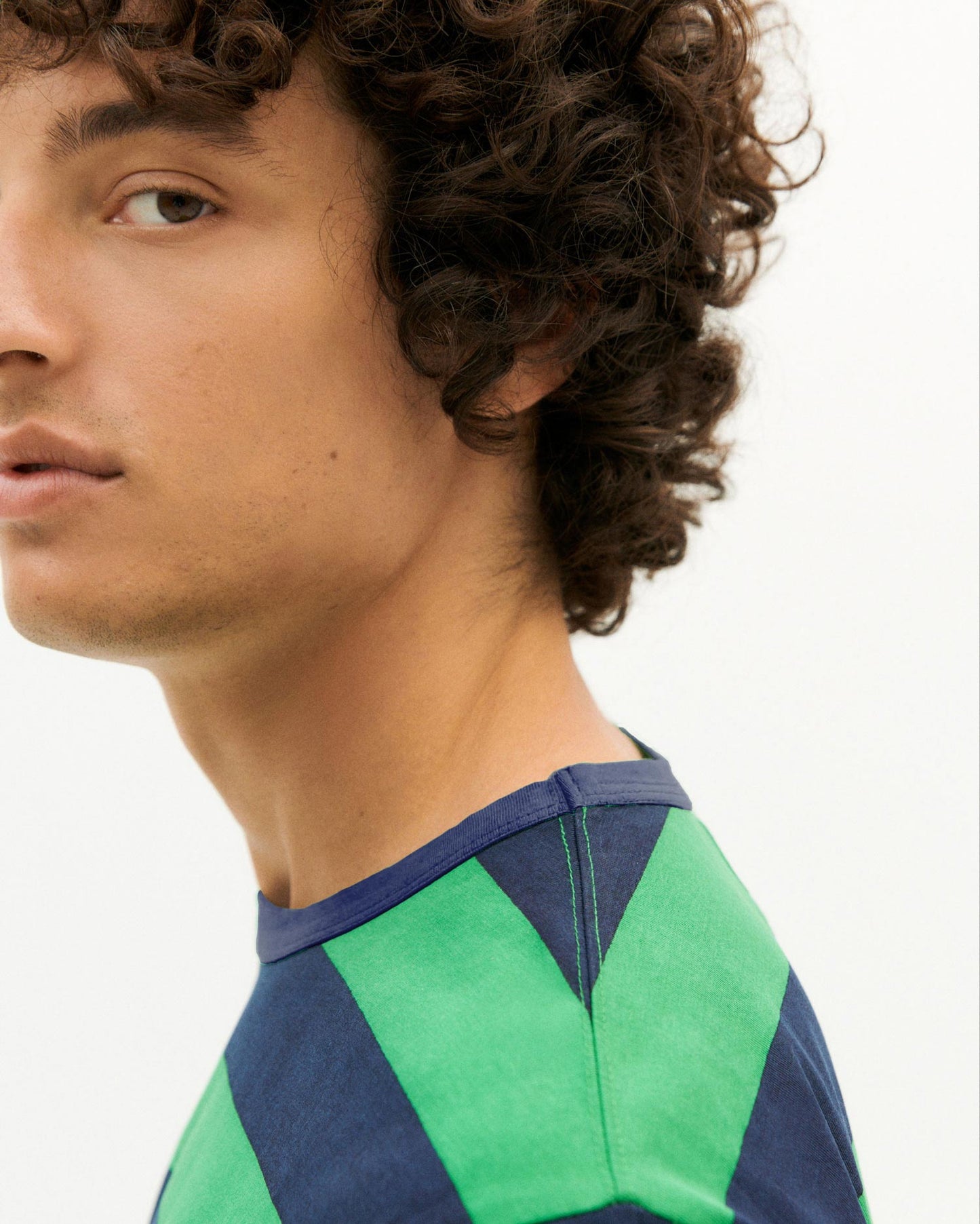 T-shirt bleu et vert à rayures en coton bio - blue night stripes multicolor