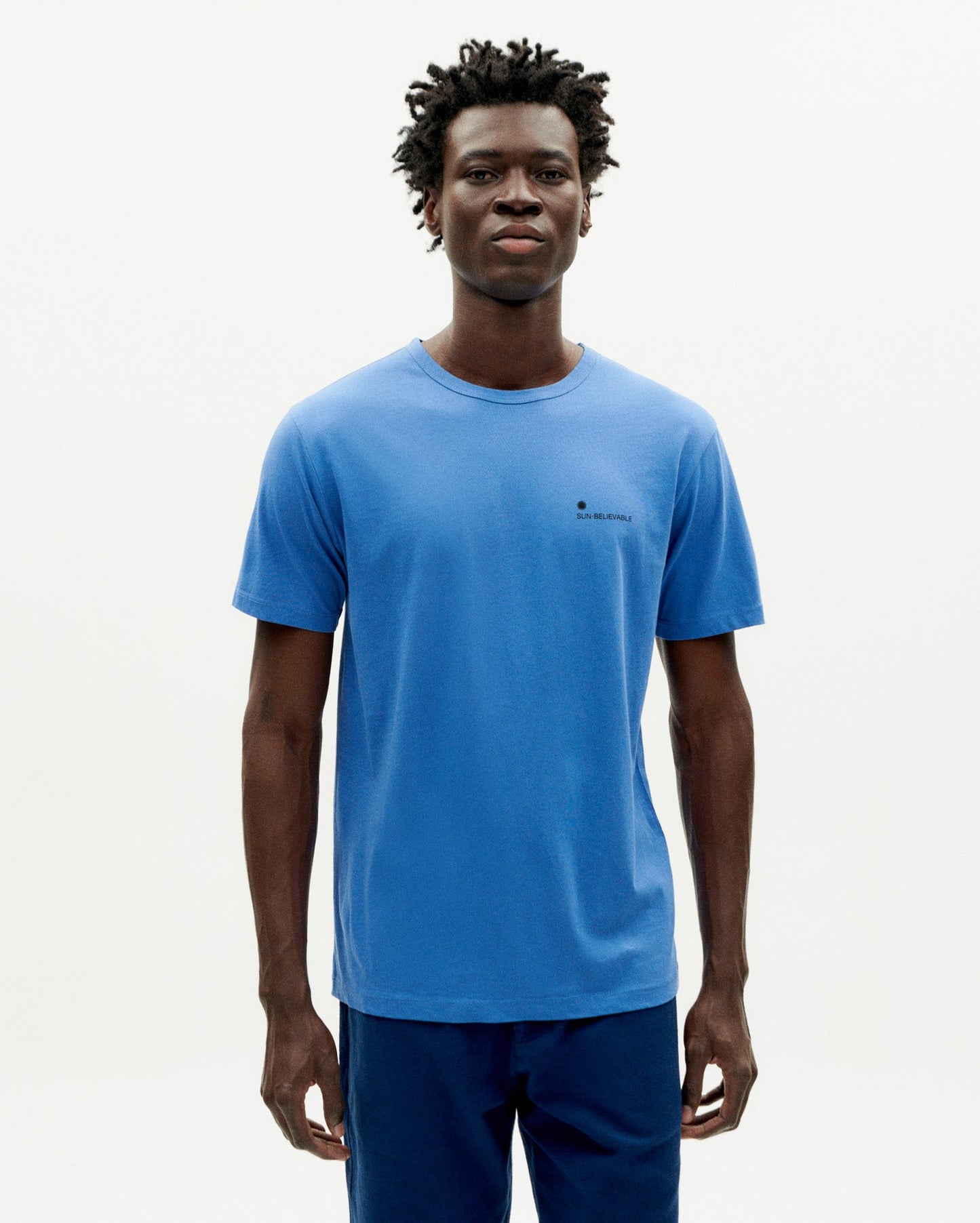 T-shirt en coton bio | Bleu motif brodé "sun believable heritage blue t-shirt"