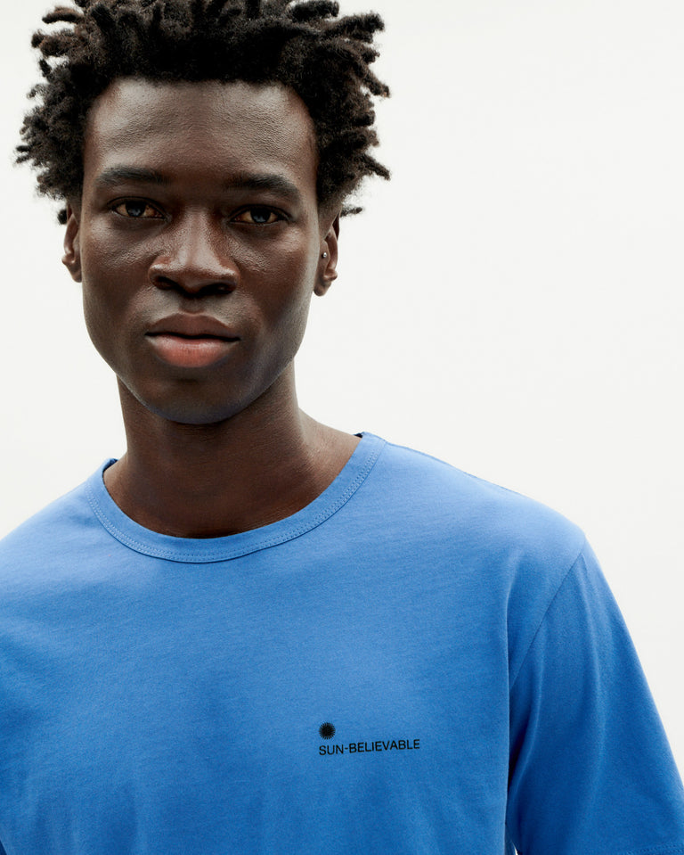 T-shirt en coton bio | Bleu motif brodé "sun believable heritage blue t-shirt"