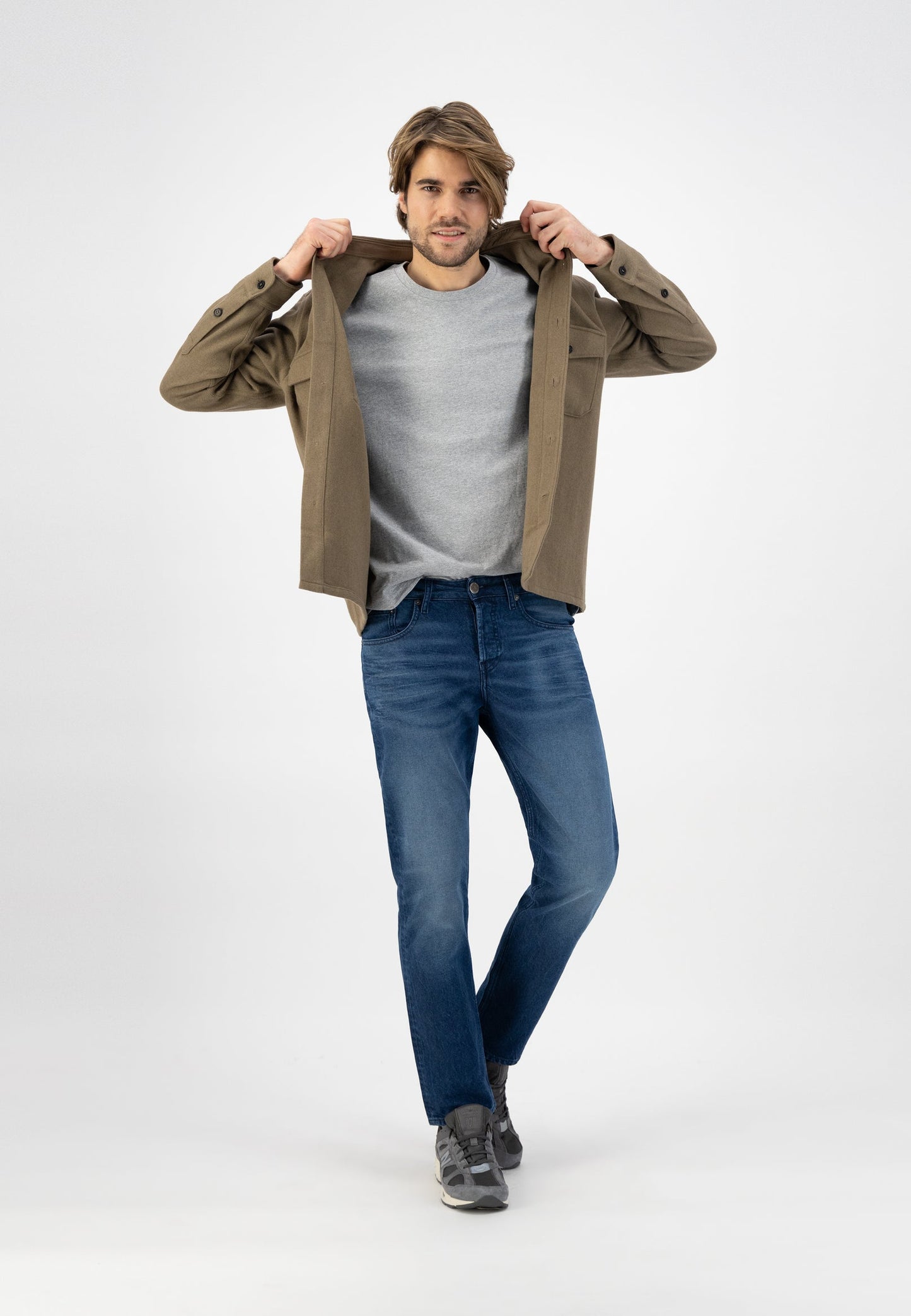 Jean droit en coton bio et recyclé | bleu foncé délavé "extra easy dark worn"