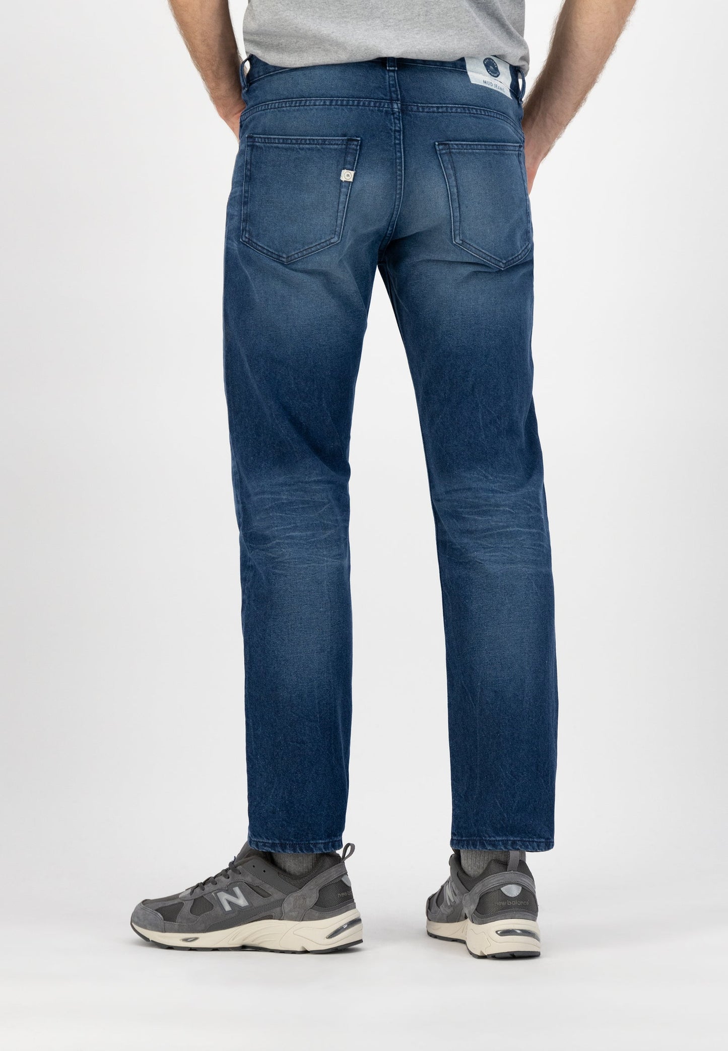 Jean droit en coton bio et recyclé | bleu foncé délavé "extra easy dark worn"