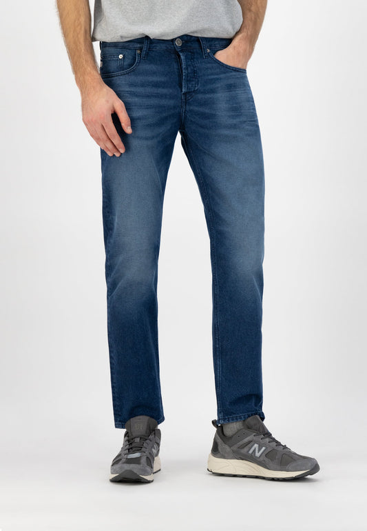 Jean droit en coton bio et recyclé | bleu foncé délavé "extra easy dark worn"