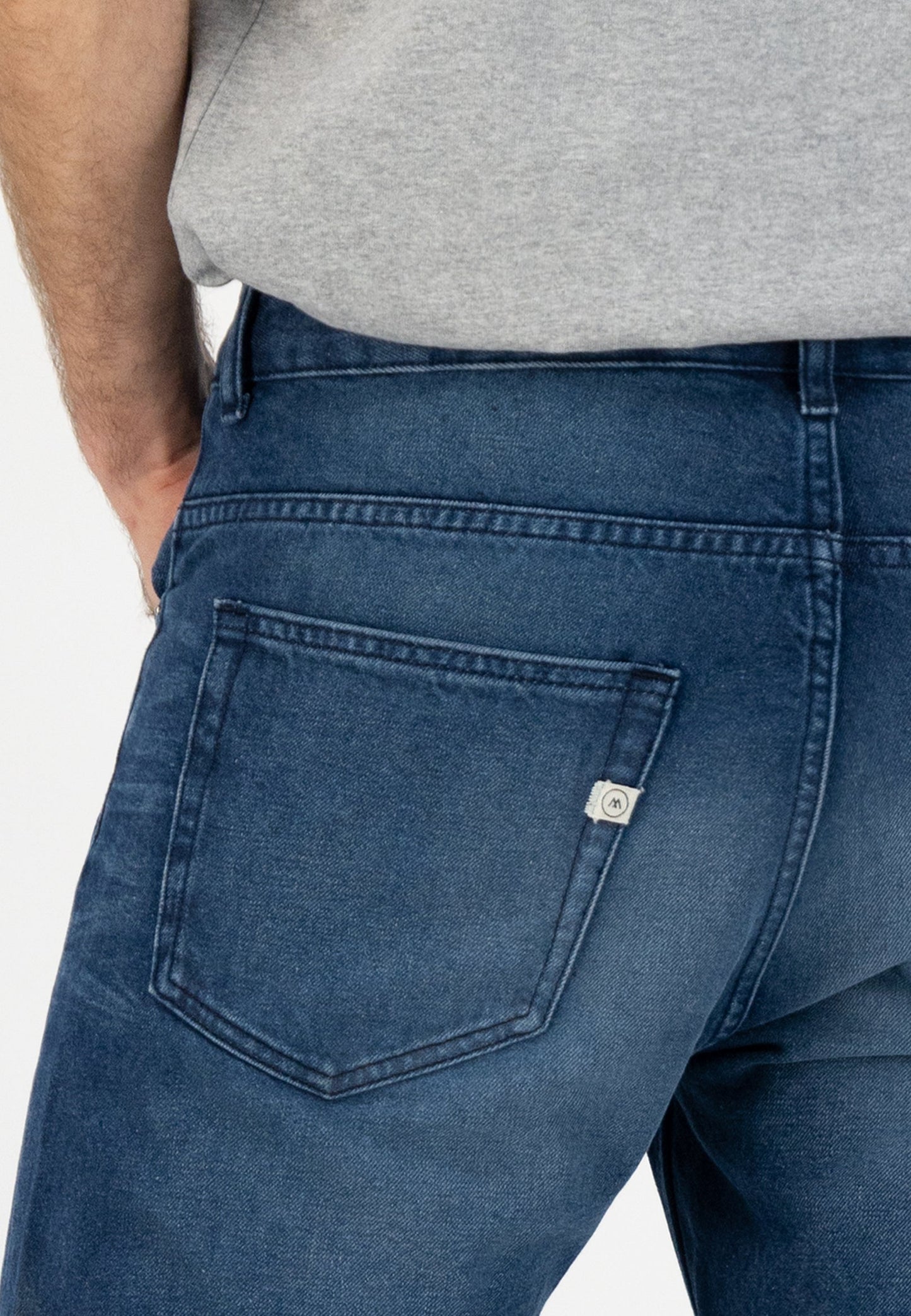 Jean droit en coton bio et recyclé | bleu foncé délavé "extra easy dark worn"
