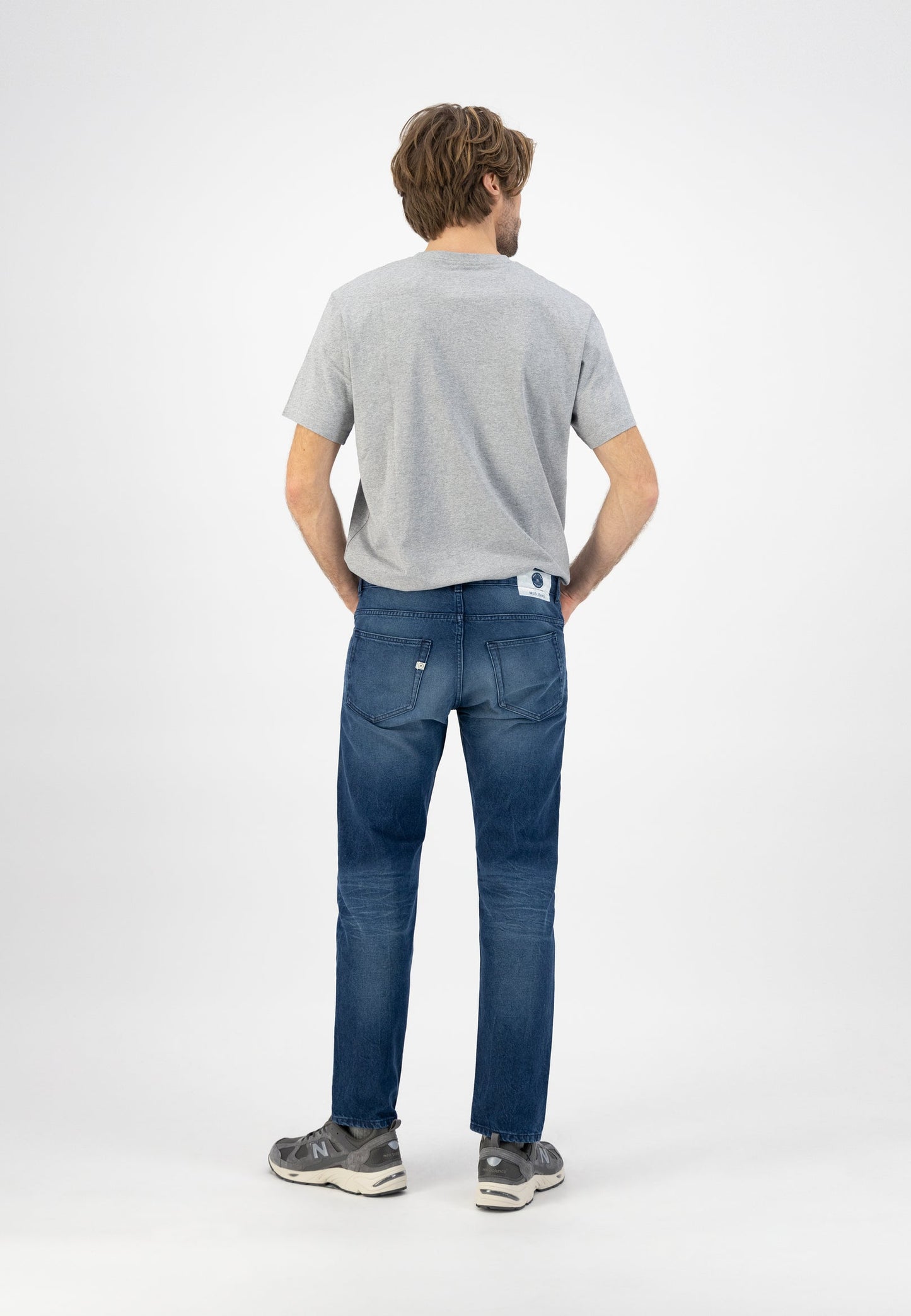 Jean droit en coton bio et recyclé | bleu foncé délavé "extra easy dark worn"