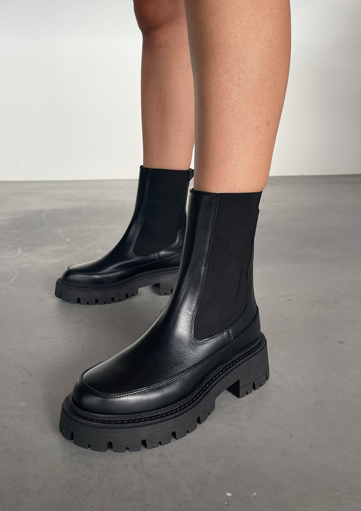Bottines chelsea en cuir certifié | noir "le jour noir black"