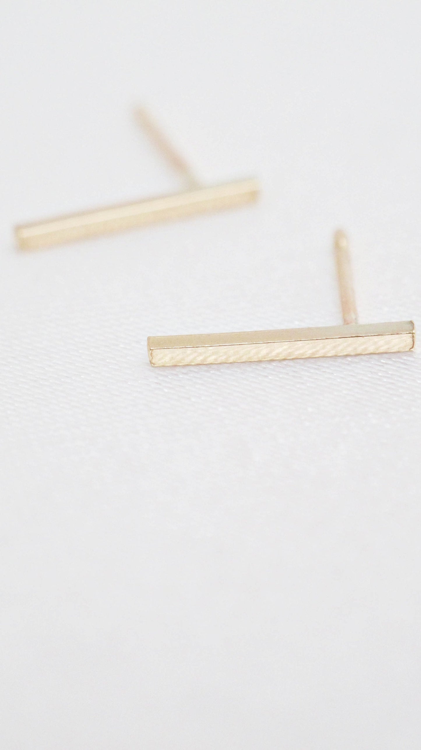 Boucles d'oreilles Studs barre en or recyclé 9ct - Gold Minimal Bar Studs