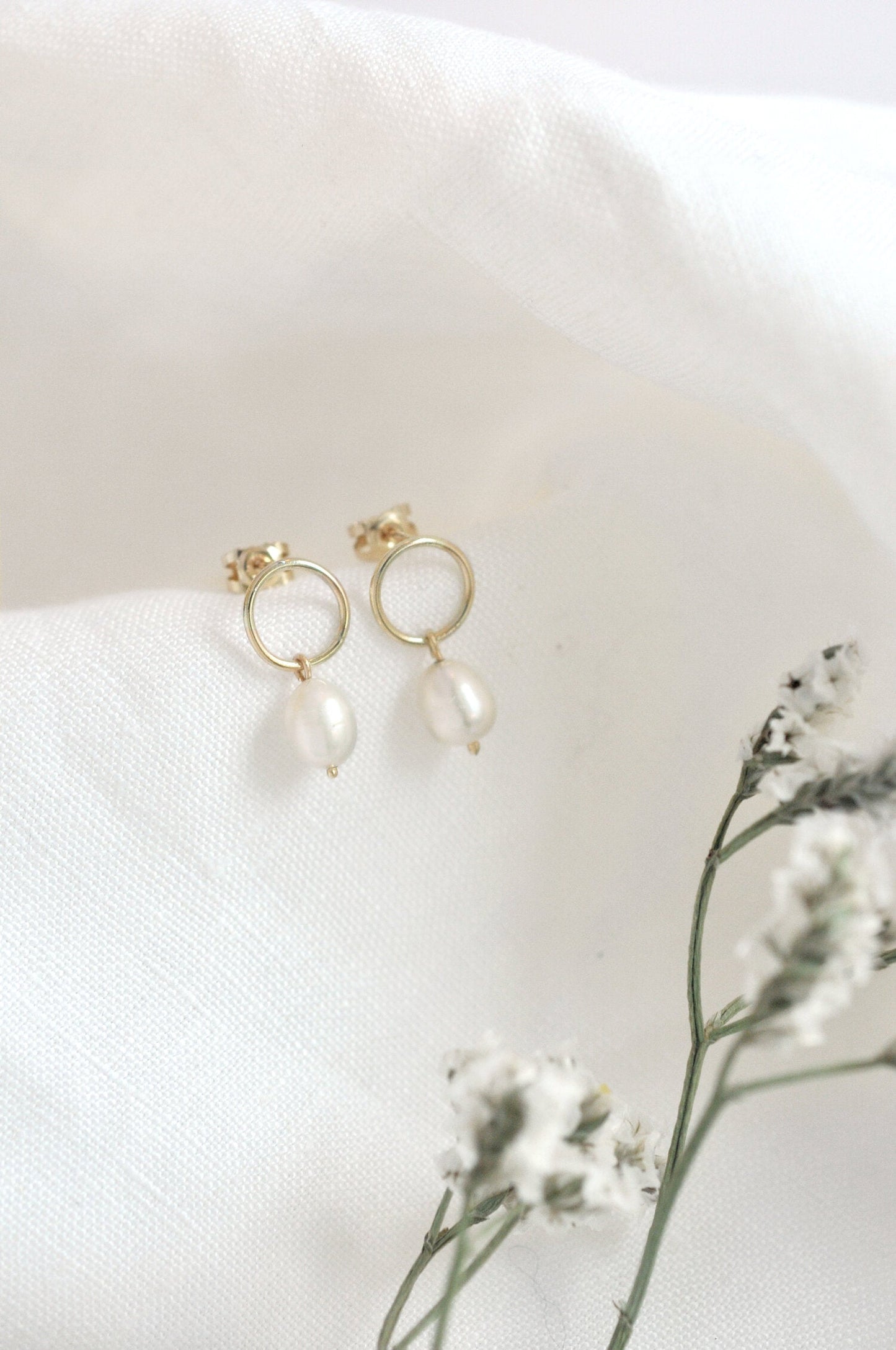 Boucles d'oreilles en or recyclé avec perle 9ct - minimal pearl studs