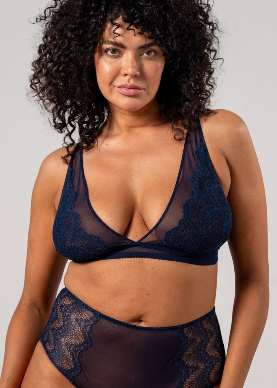 Soutien-gorge en polyamide recyclé | bleu "lace mesh plunge bralette - navy"