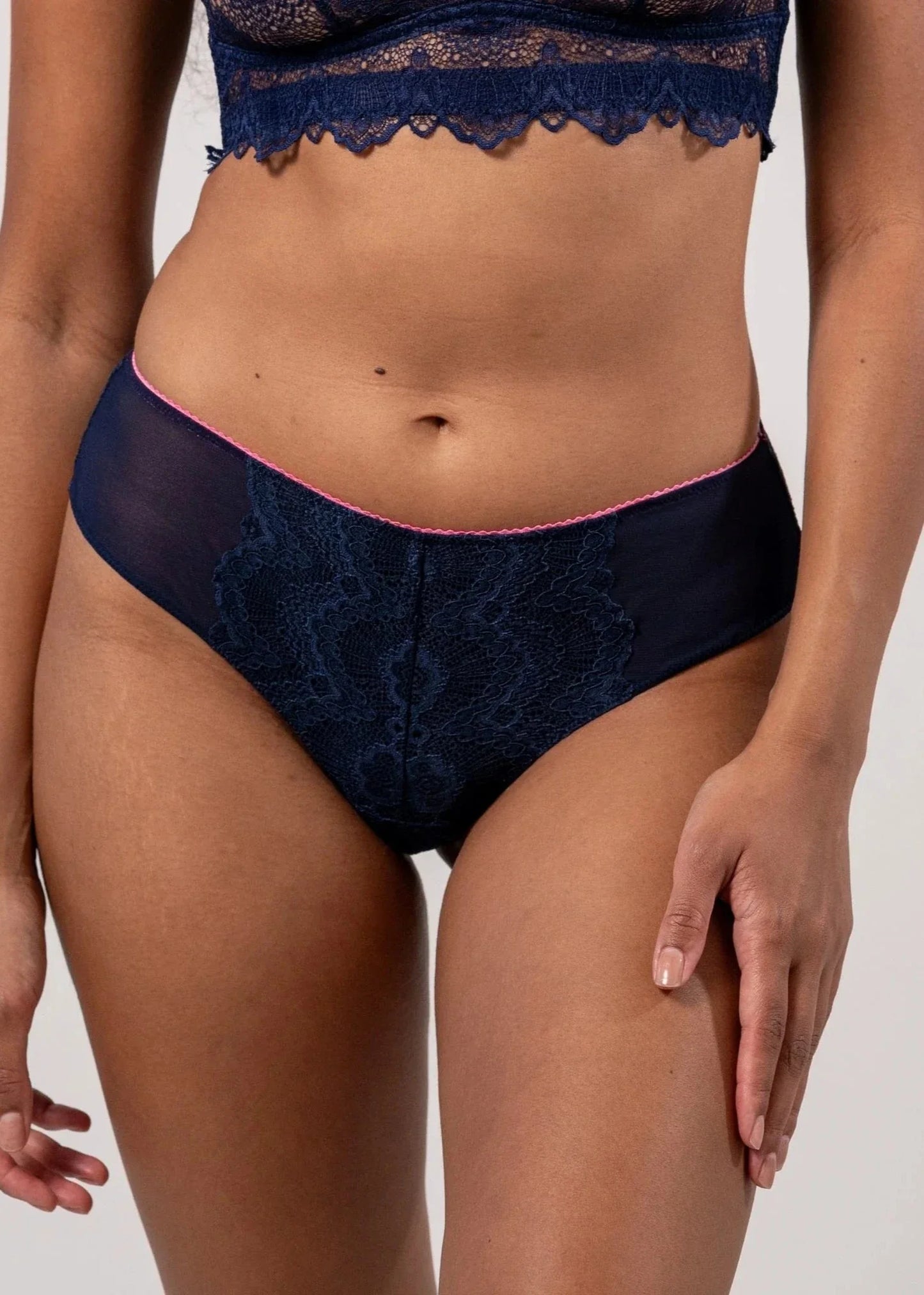 Culotte dentelle en matières recyclées | marine "lace cheeky - navy/neon pink"