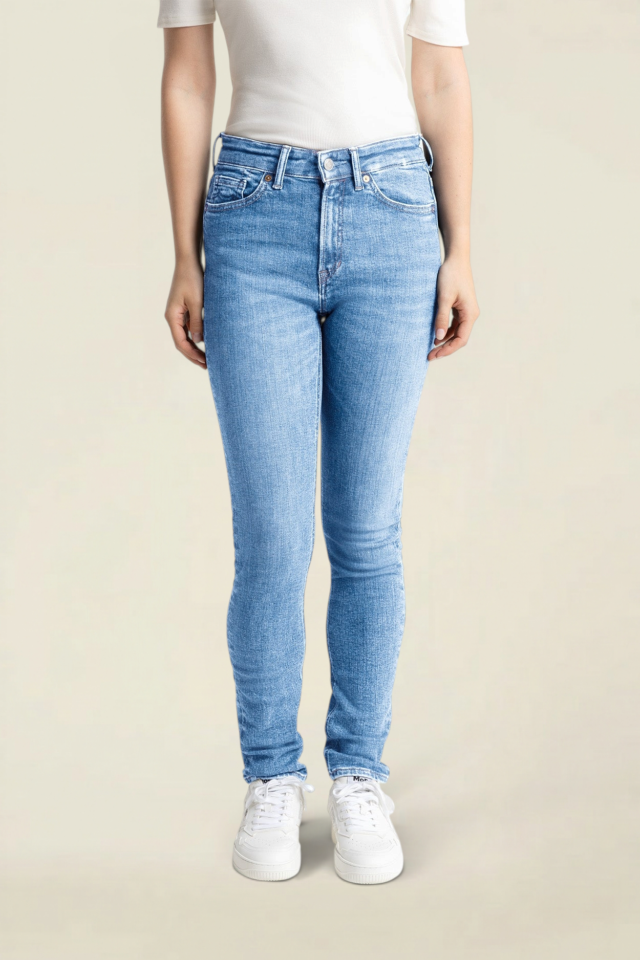 Jean slim en coton bio et recyclé | bleu clair "Juno medium - journey light used" | Journey-light-used