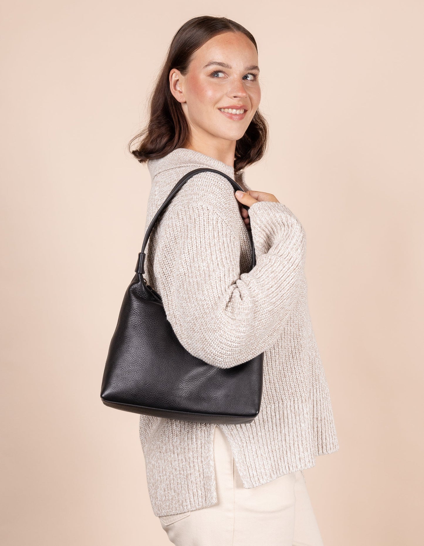 sac à main en cuir certifié | noir "nora - black soft grain leather"