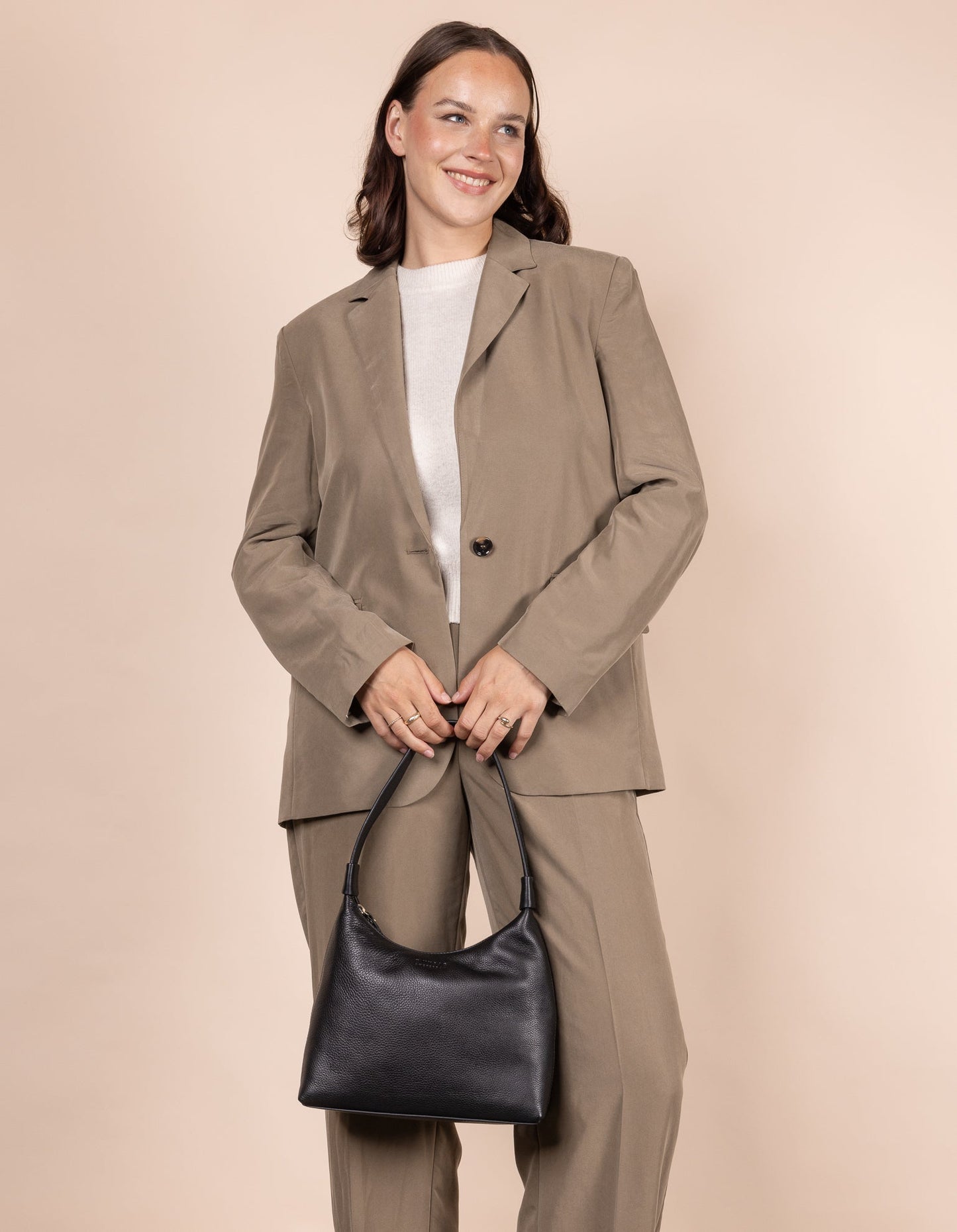 sac à main en cuir certifié | noir "nora - black soft grain leather"