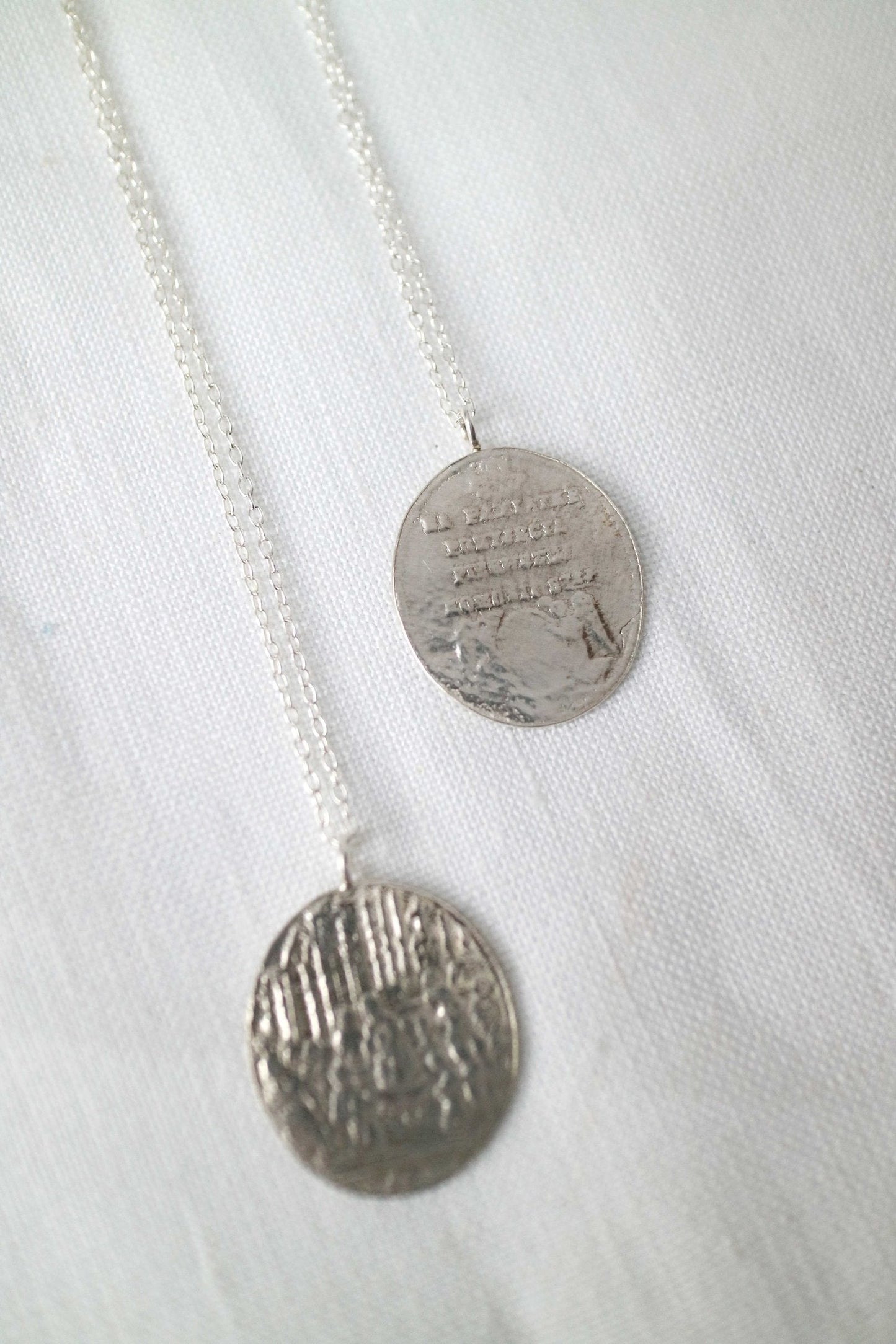 Collier médaillon en argent recyclé - oval pendant necklace