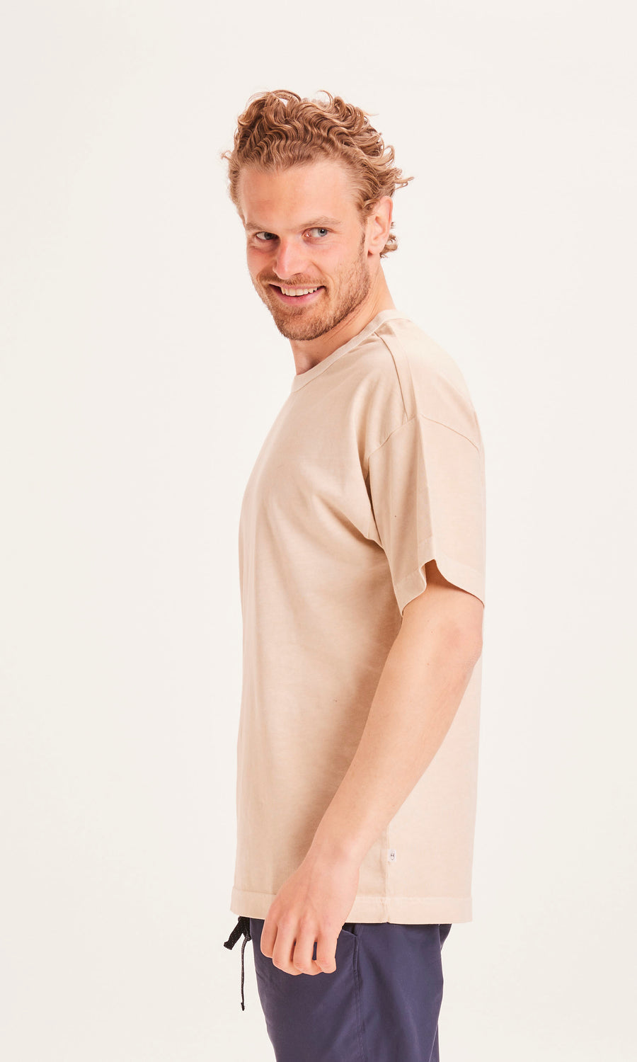 T-shirt ample beige en coton bio et teinture naturelle - ALDER oversized tee light feather gray