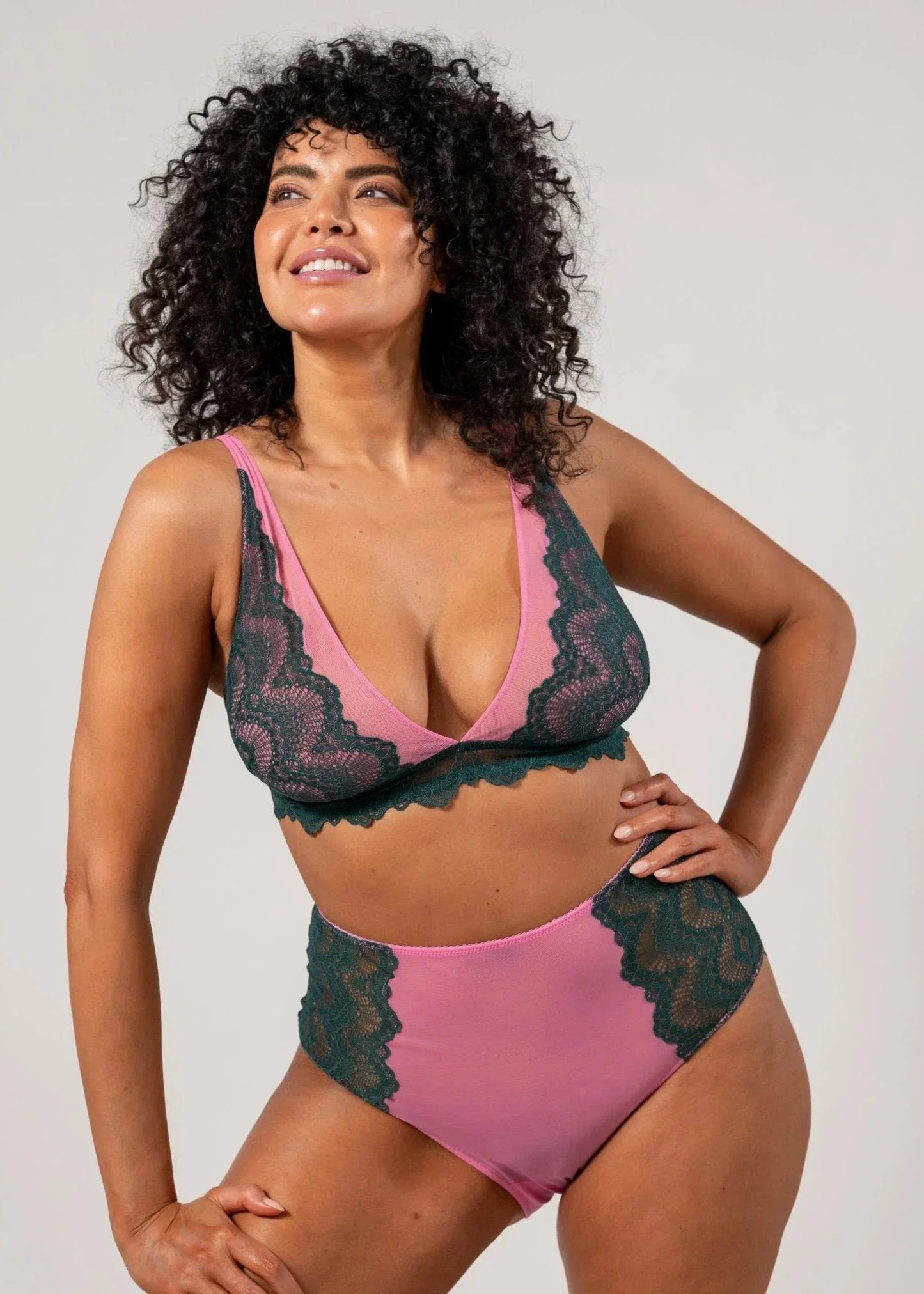Soutien gorge triangle en matières recyclées | bicolore "lace mesh plunge bralette - pine/candy pink"