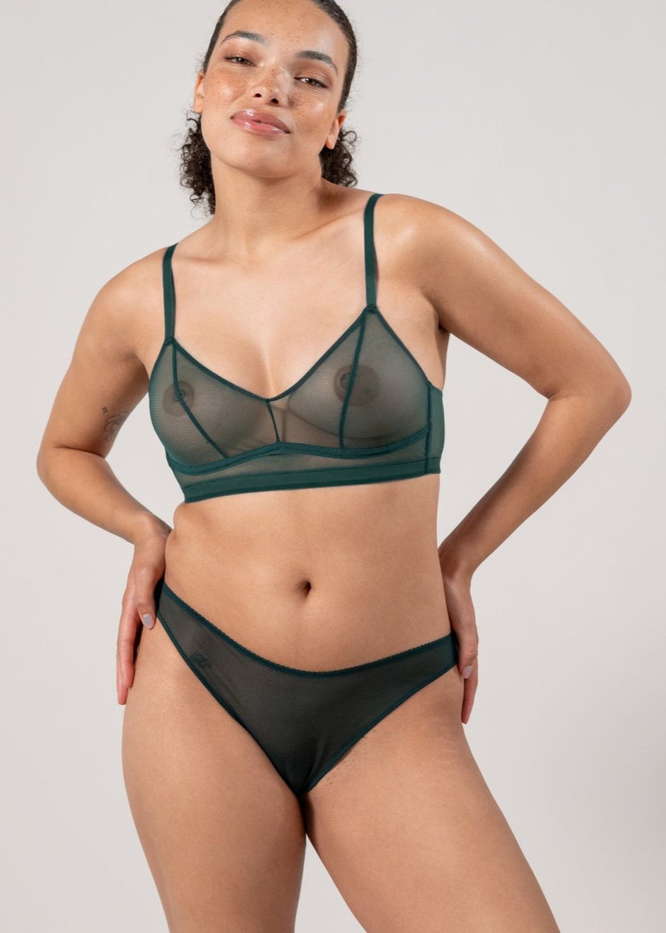Culotte en matières recyclées | vert "mesh bikini briefs - pine"