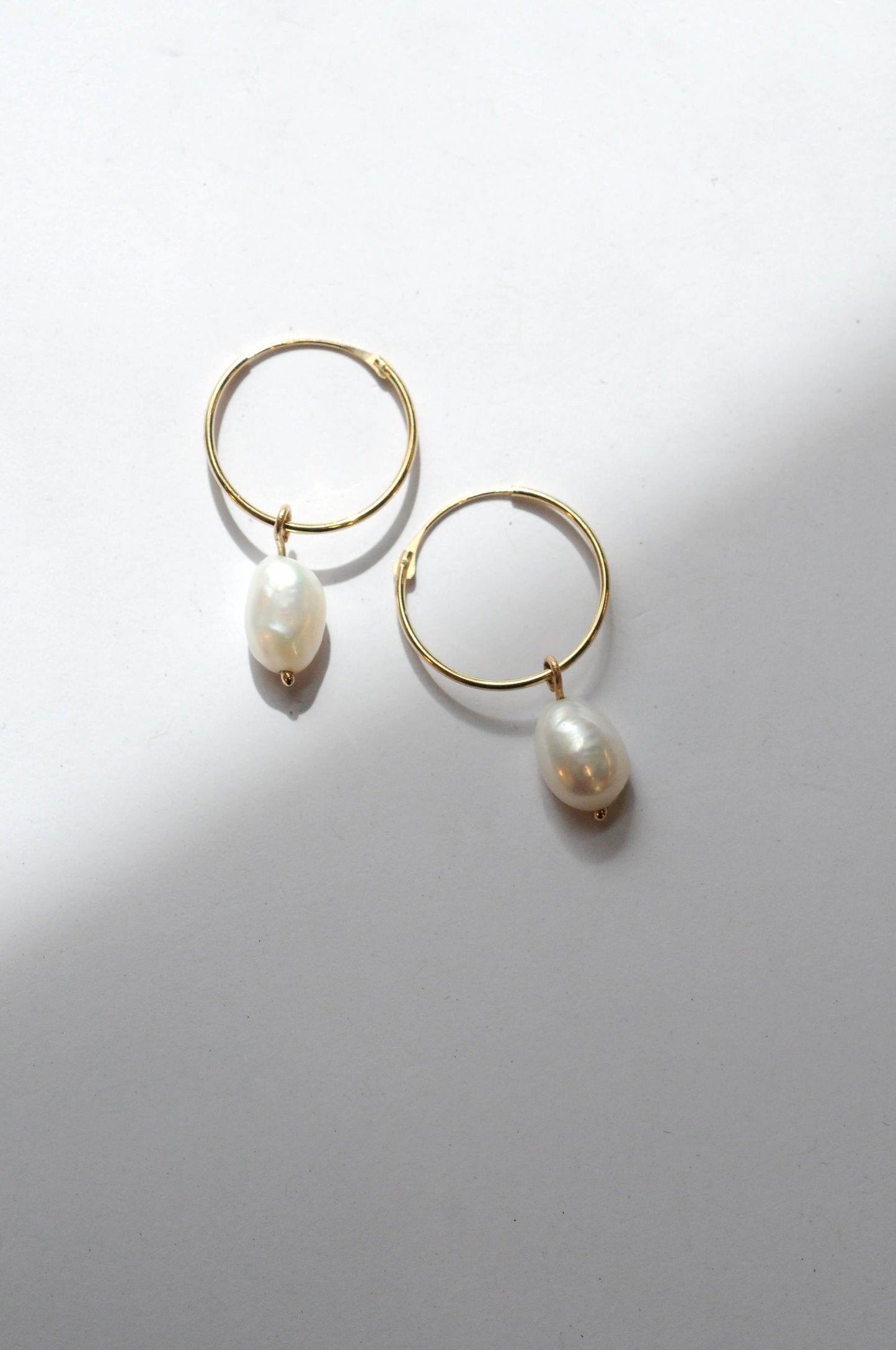 Mini créoles avec perle en or recyclé 9ct