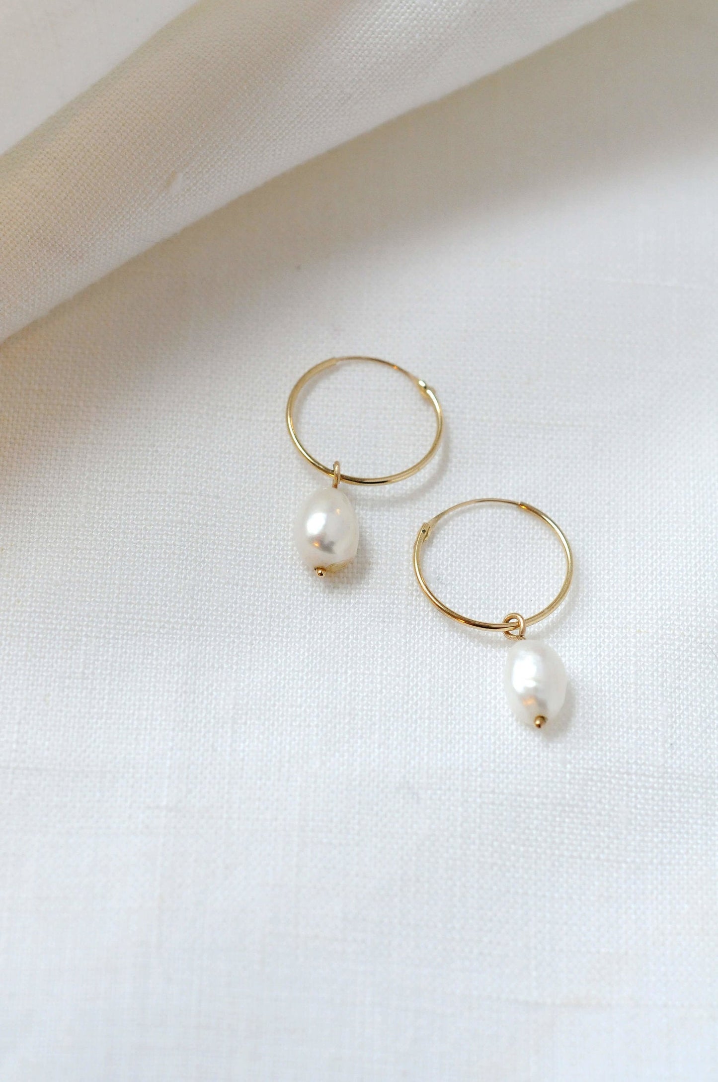 Mini créoles avec perle en or recyclé 9ct