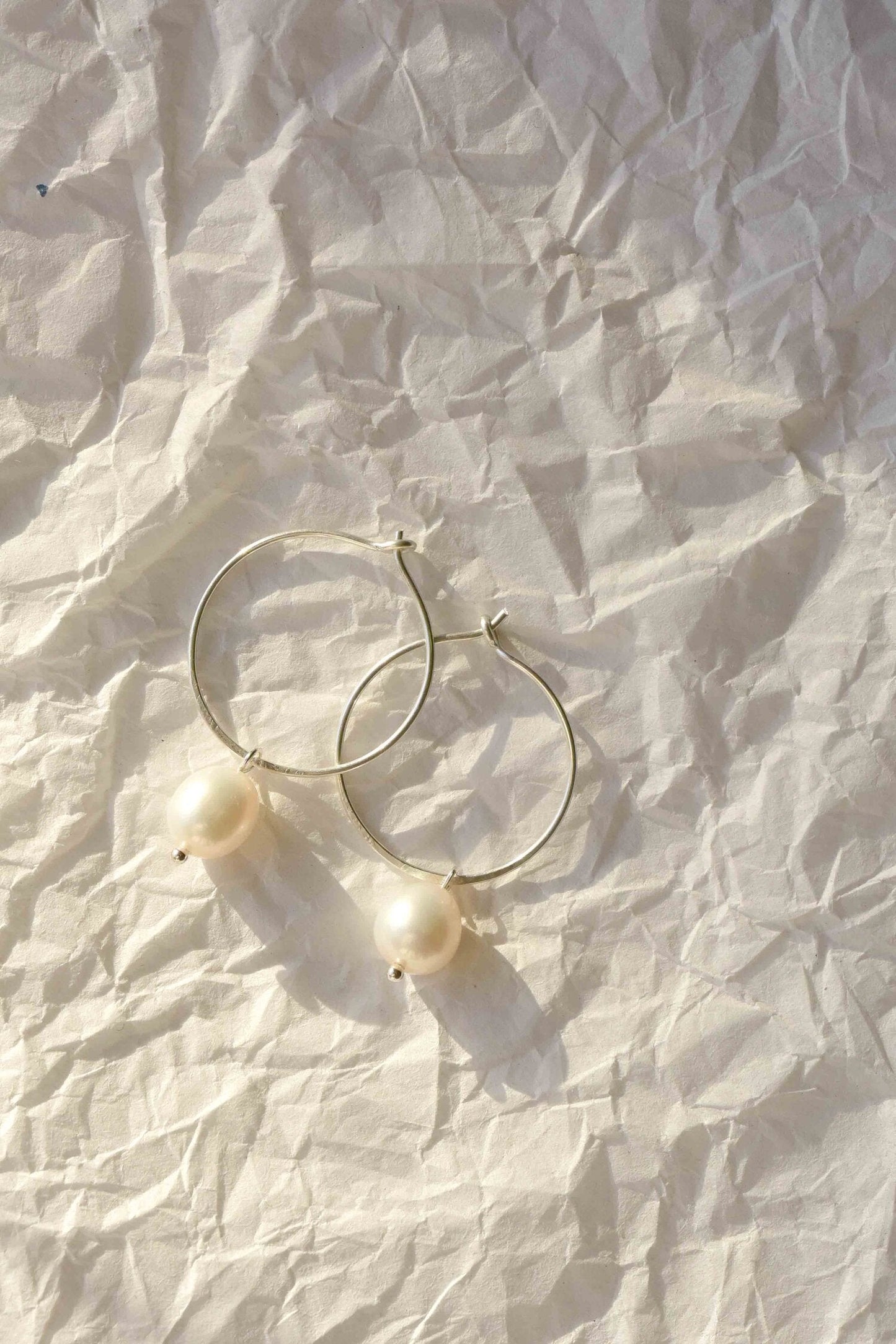 Boucles d'oreilles avec perle en argent recyclé - Silver Pearl Hoops