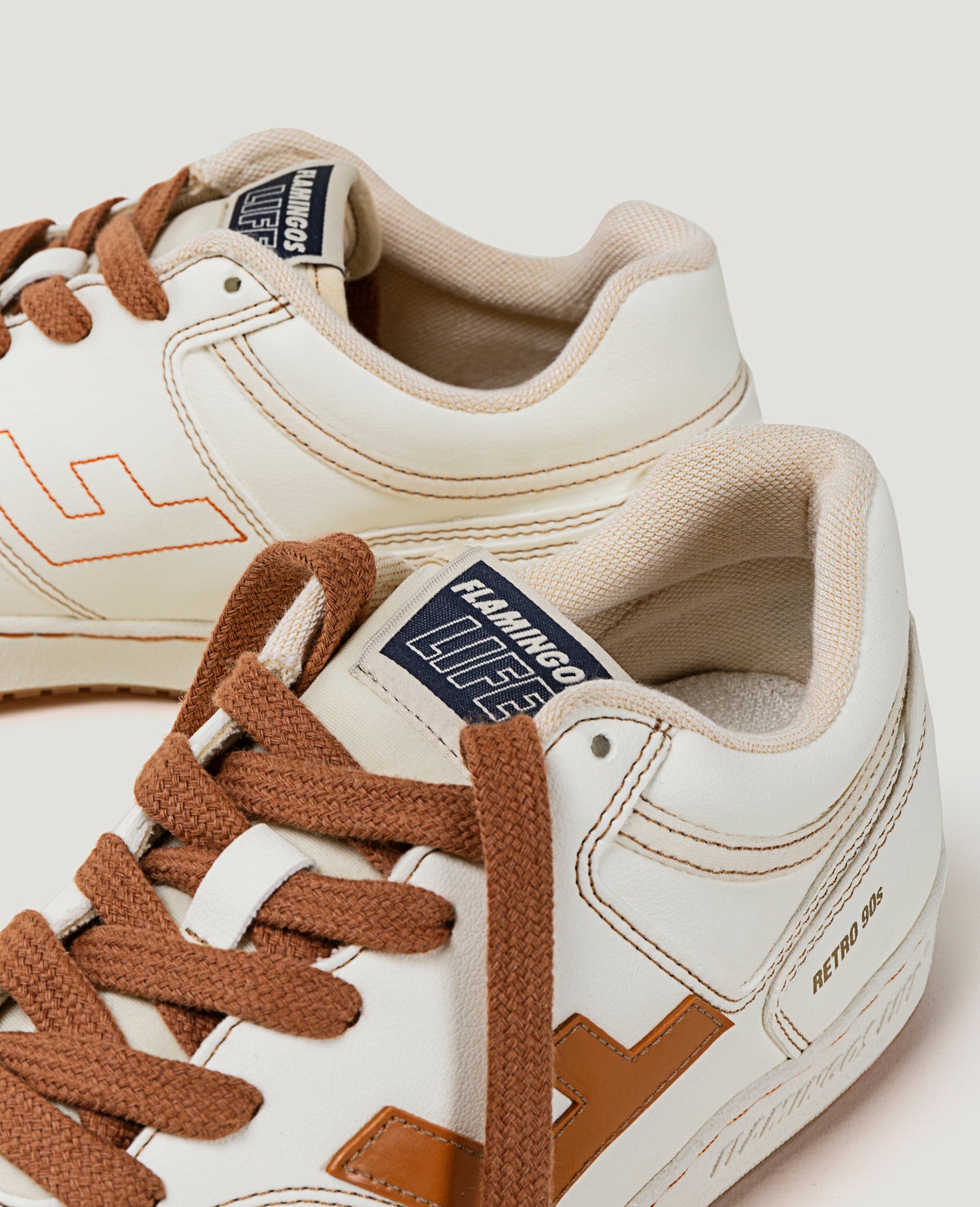 Baskets vegan en matière recyclée | écru et marron "retro 90s pearl toffee"