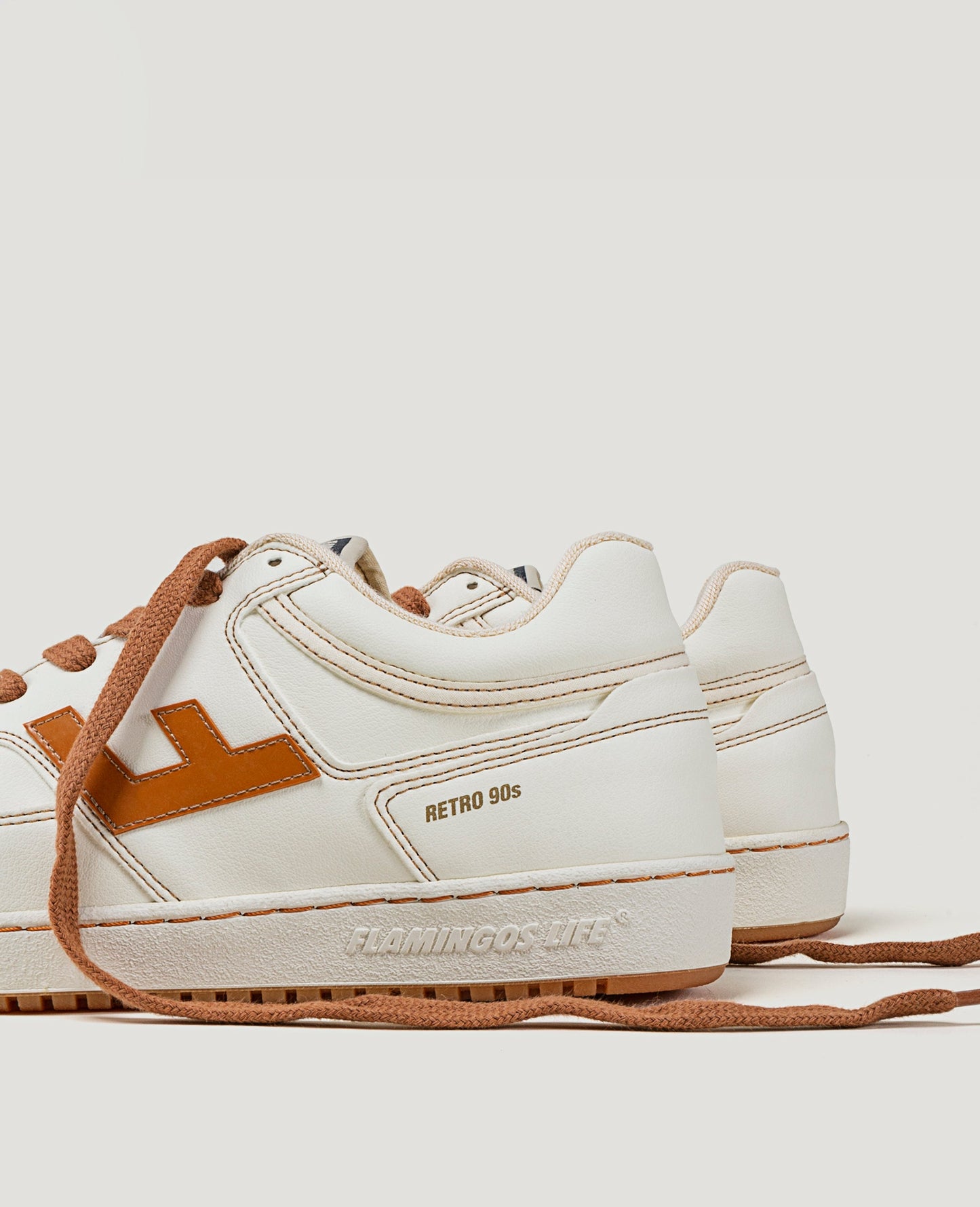 Baskets vegan en matière recyclée | écru et marron "retro 90s pearl toffee"