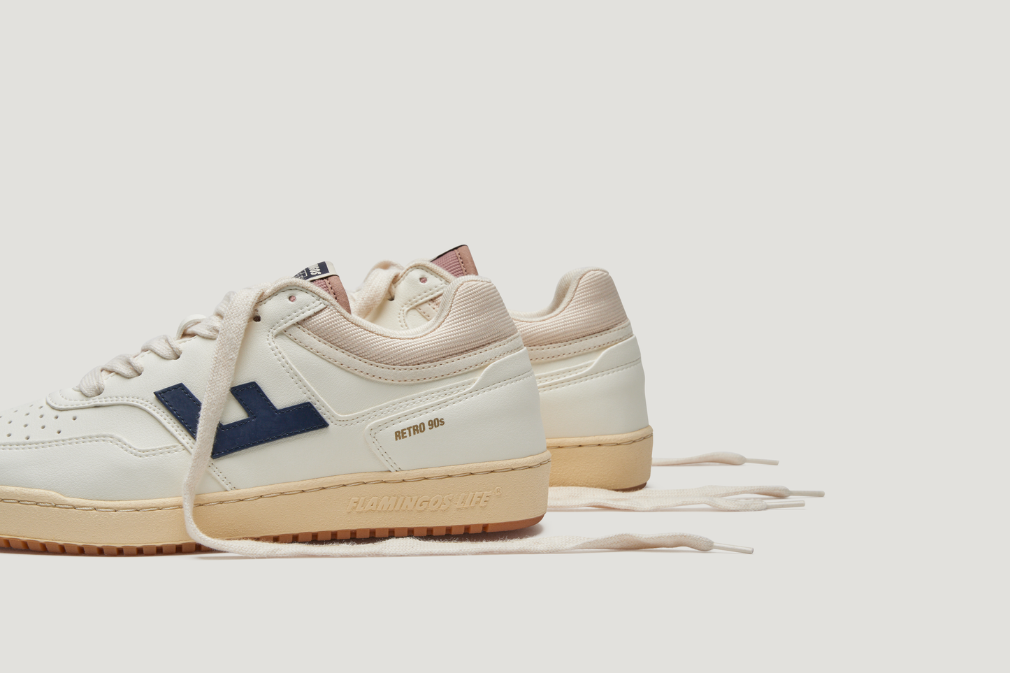 Baskets vegan en recyclé | Marine et caramel "retro 90s pearl navy caramel"