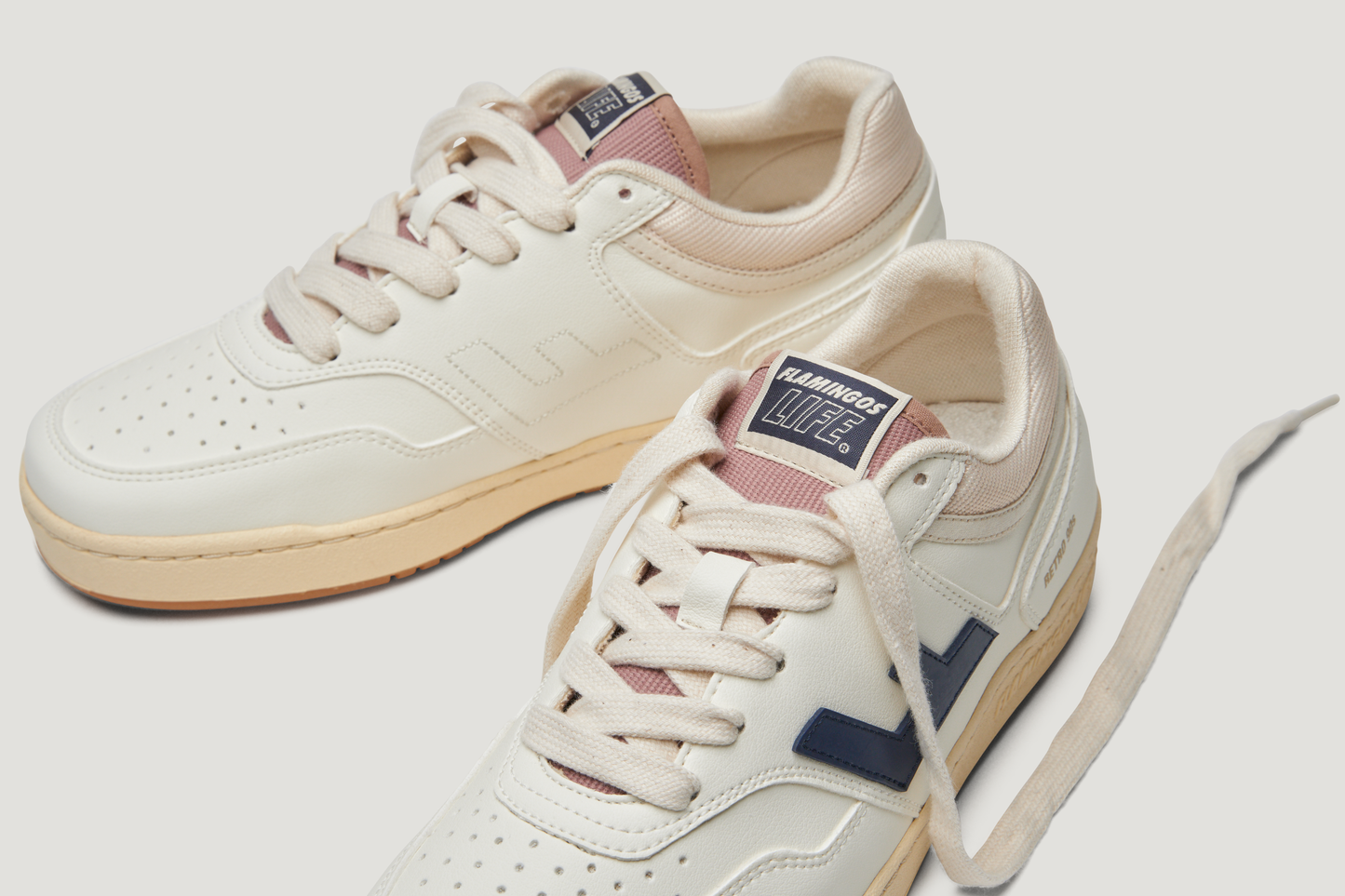 Baskets vegan en recyclé | Marine et caramel "retro 90s pearl navy caramel"