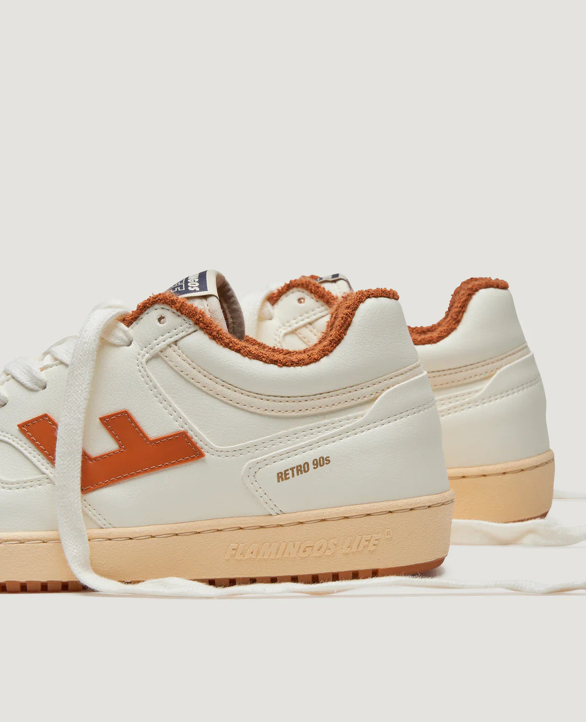 Baskets vegan en recyclé | écru et orange "retro 90s pearl vanilla toffee"