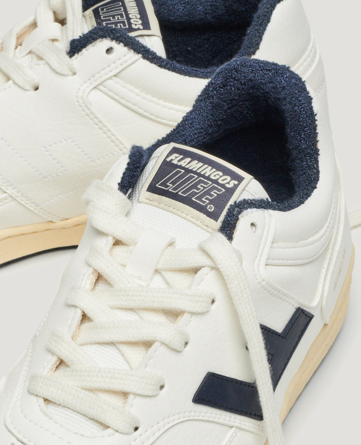 Baskets vegan en recyclé | blanc et marine "retro 90s vanilla navy"