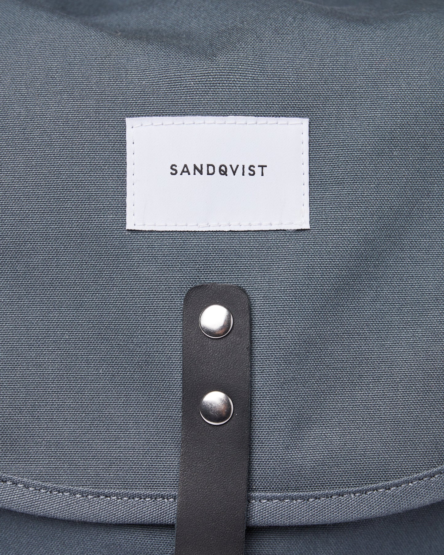 Sac à dos bleu en coton bio et matière recyclée - roald dark slate with black leather