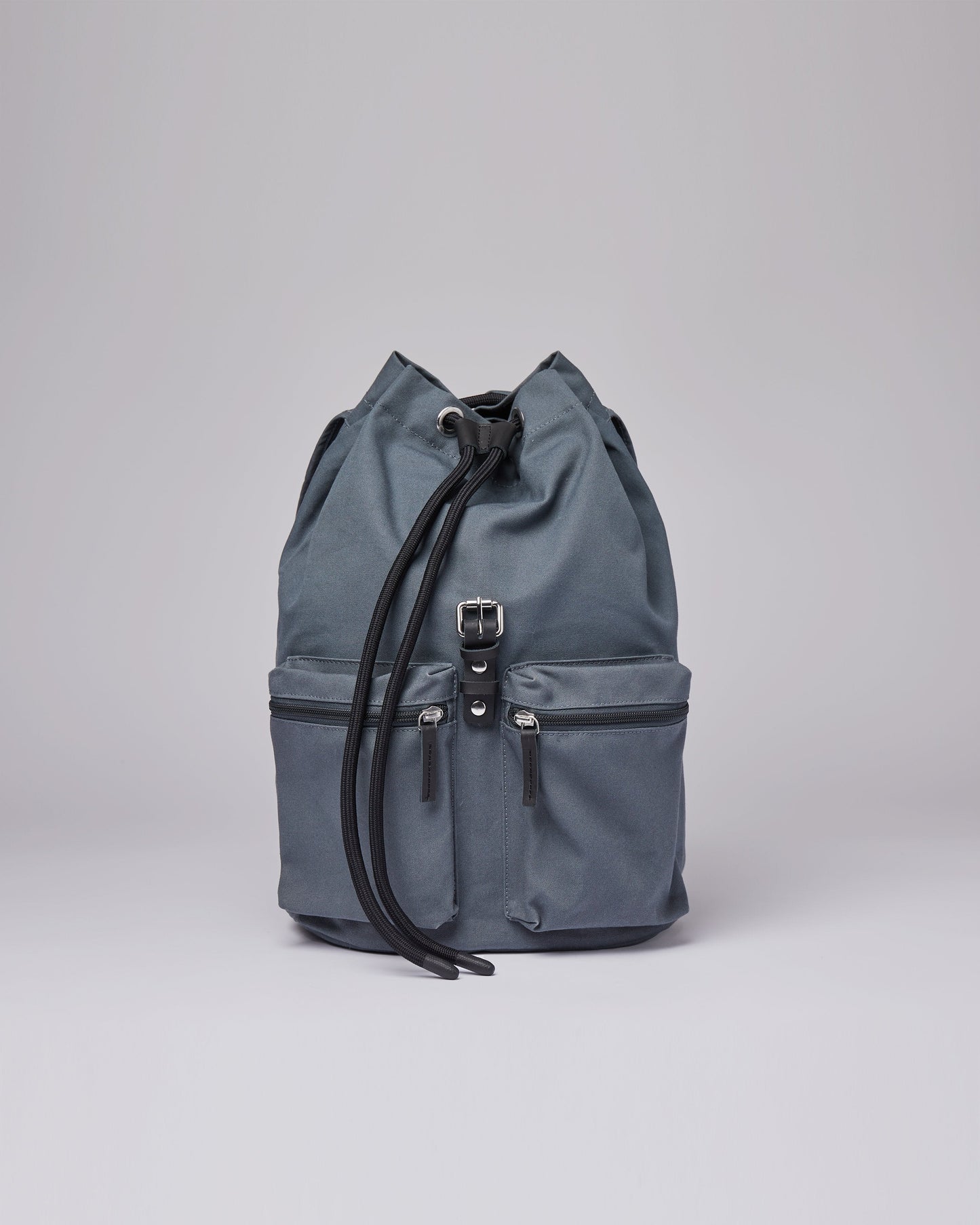 Sac à dos bleu en coton bio et matière recyclée - roald dark slate with black leather