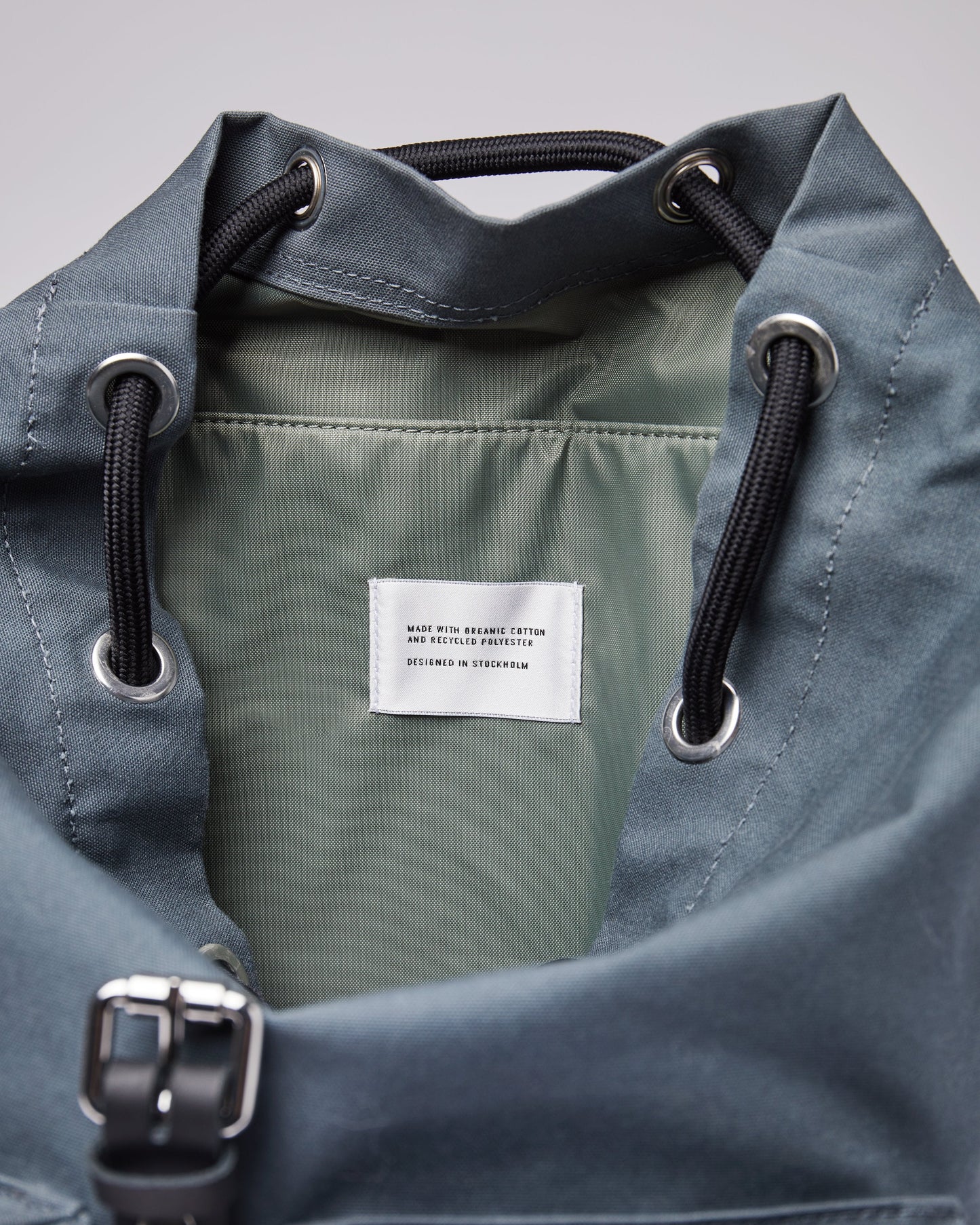 Sac à dos bleu en coton bio et matière recyclée - roald dark slate with black leather