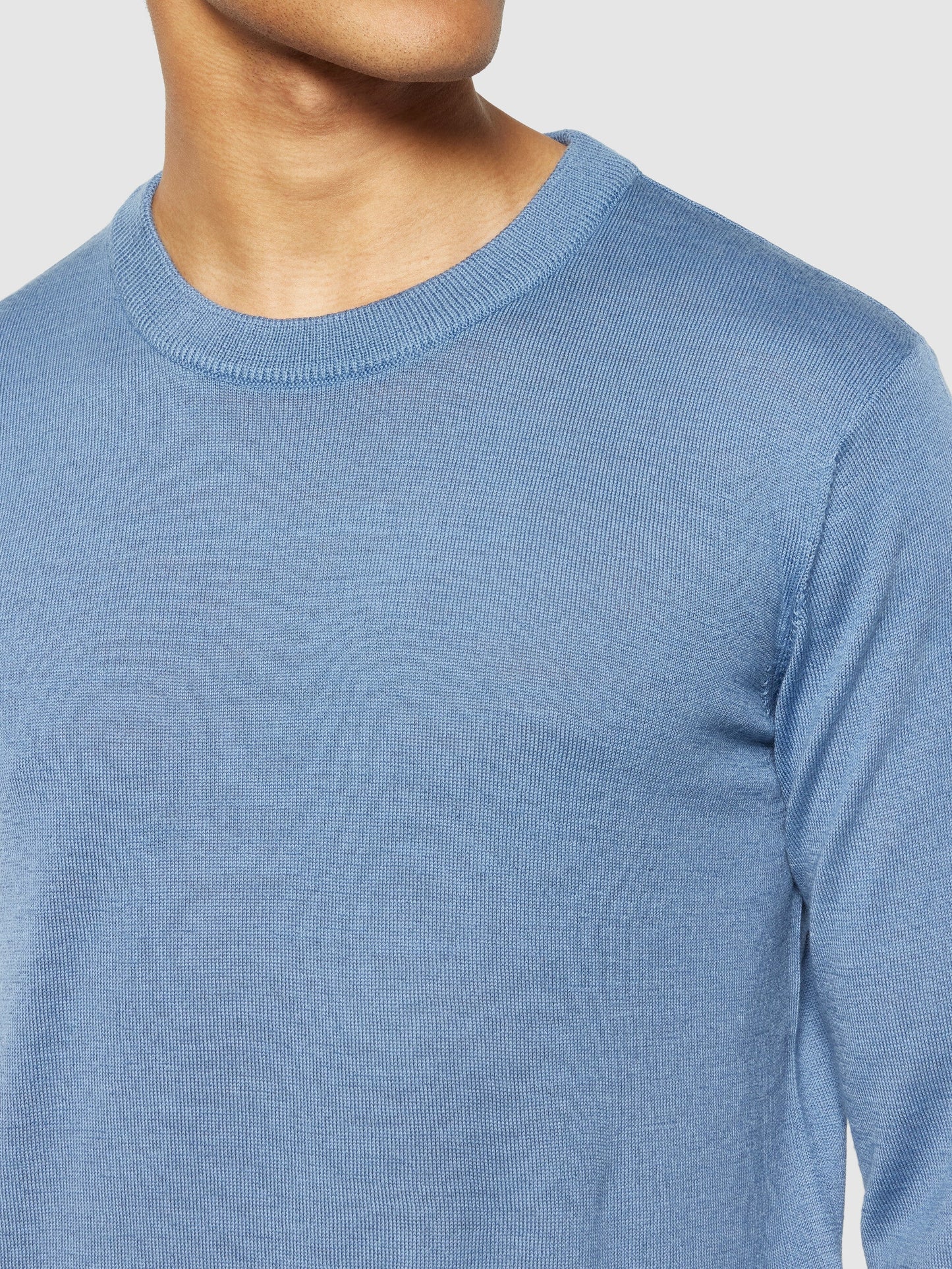 pull léger en laine mérinos certifiée | bleu clair "karl regular merino knit crew neck moonlight blue"