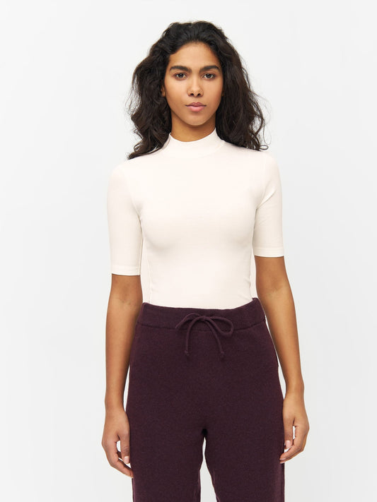T-shirt côtelé en coton bio | Écru "rib high neck short sleeve snow white"