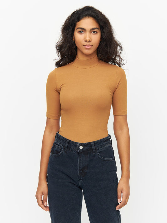 T-shirt côtelé en coton bio | Marron "rib high neck short sleeve brown sugar"