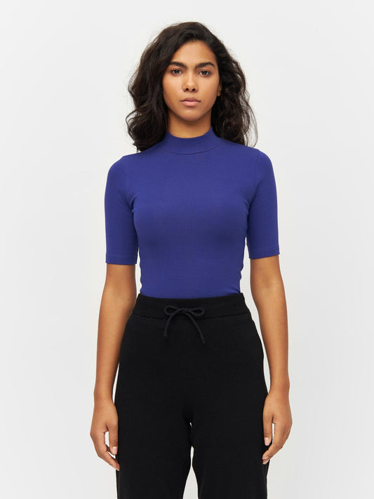 T-shirt côtelé en coton bio | Violet "rib high neck short sleeve deep purple"