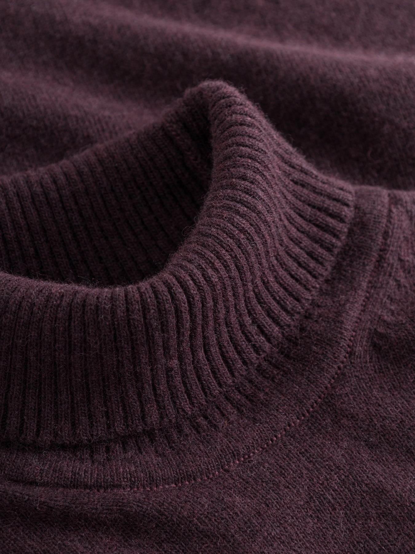 Pull col roulé en laine bio | Acajou "roll neck wool knit deep mahogany"