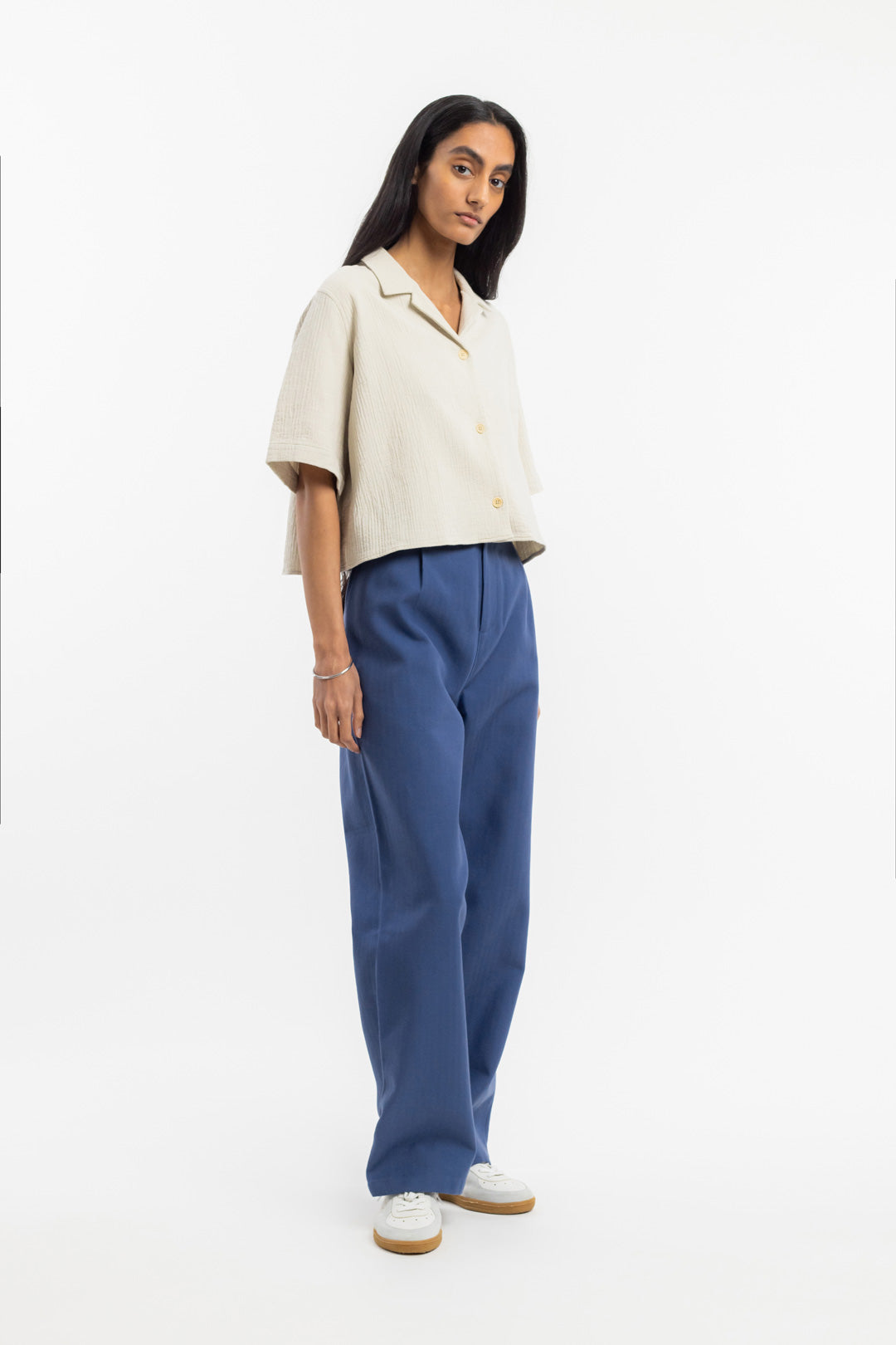 Chemise courte en coton bio | écru "cropped bowling shirt washed sand"