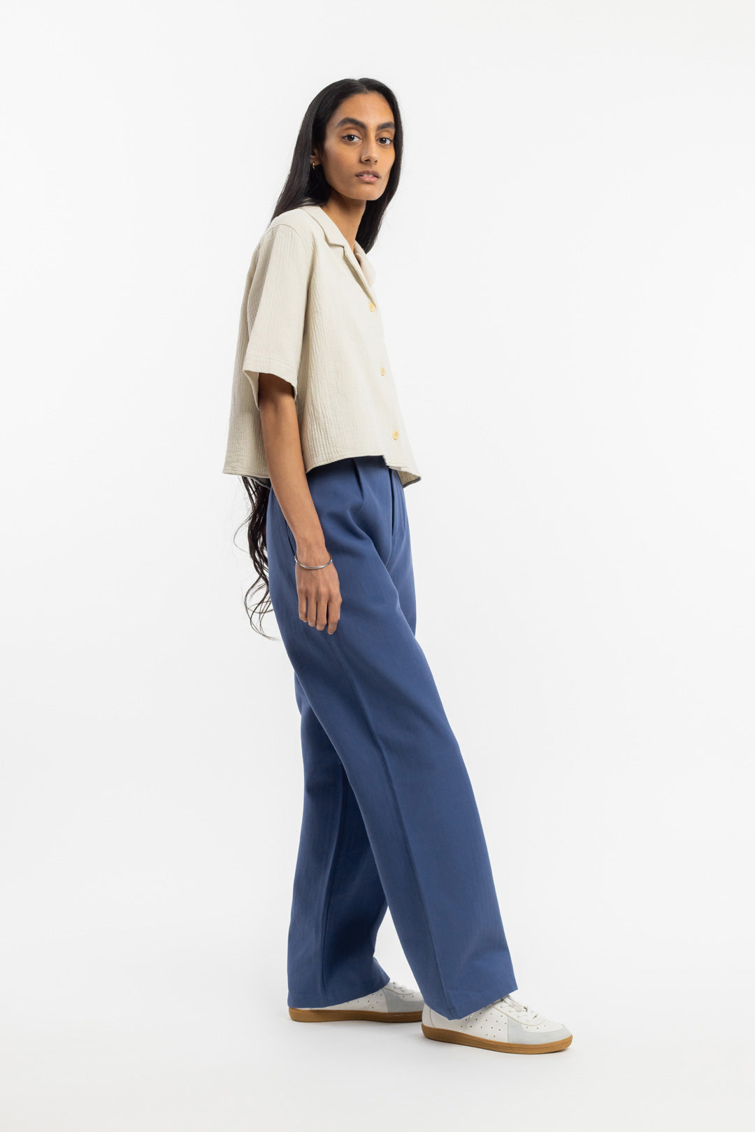 Chemise courte en coton bio | écru "cropped bowling shirt washed sand"