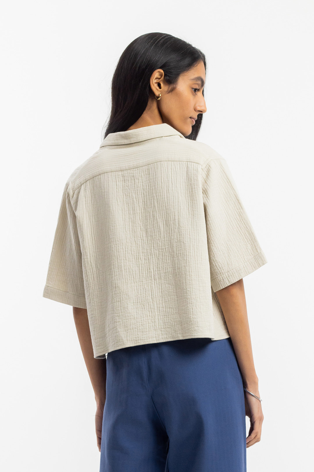 Chemise courte en coton bio | écru "cropped bowling shirt washed sand"