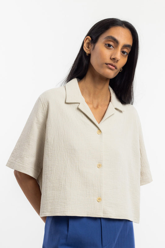 Chemise courte en coton bio | écru "cropped bowling shirt washed sand"