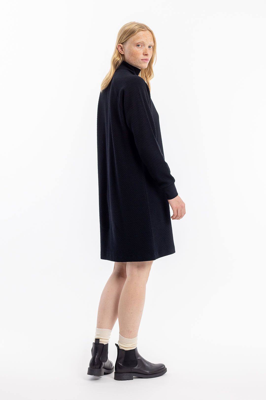 Robe pull col zippé en coton bio | noir "half zip waffle dress black"