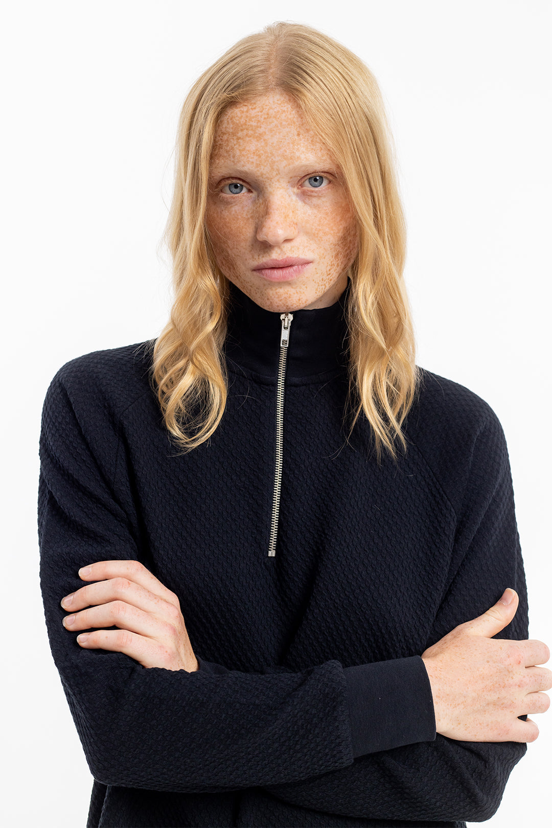 Robe pull col zippé en coton bio | noir "half zip waffle dress black"