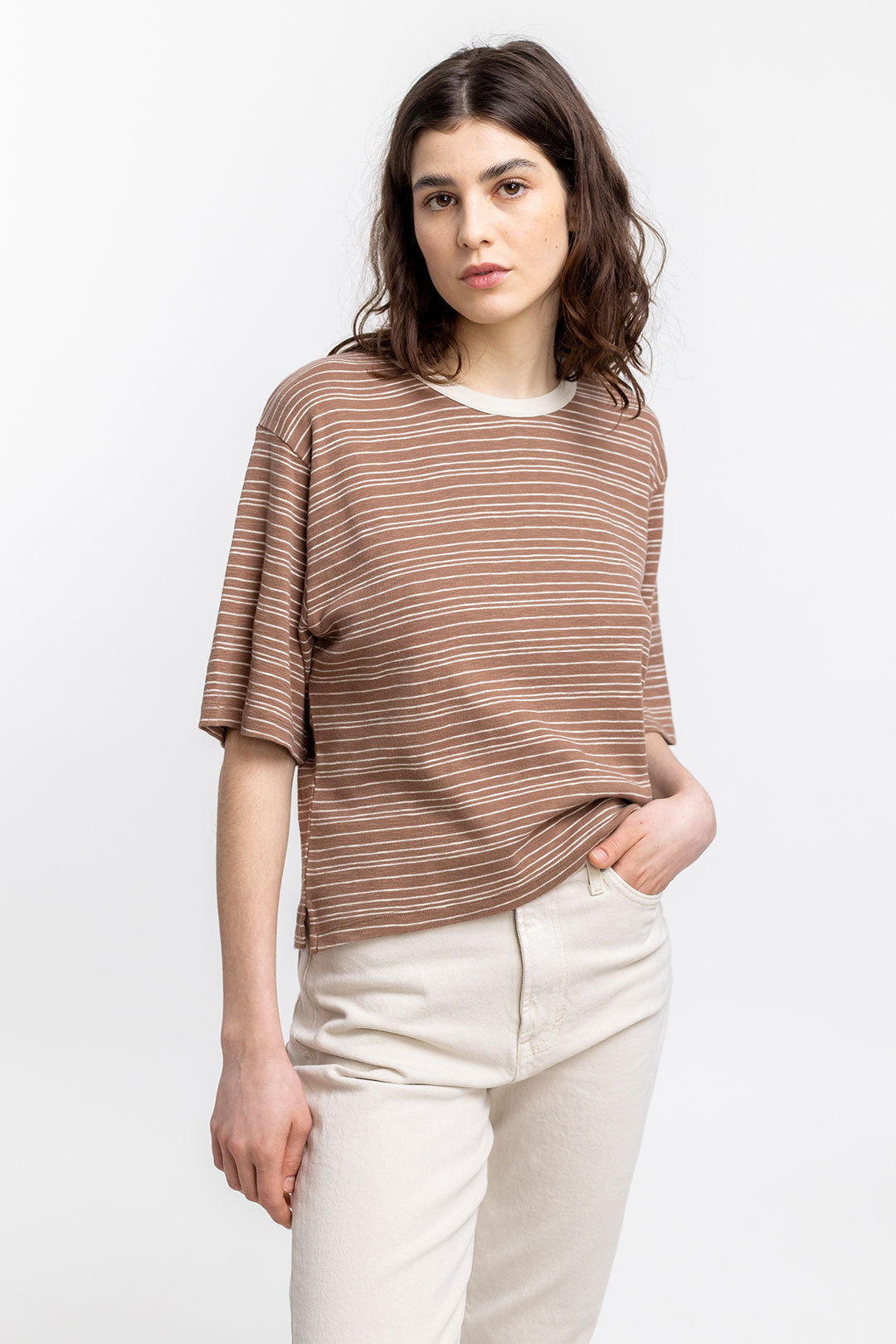 T-shirt court marron rayé en coton bio - cropped striped chestnut summer sand
