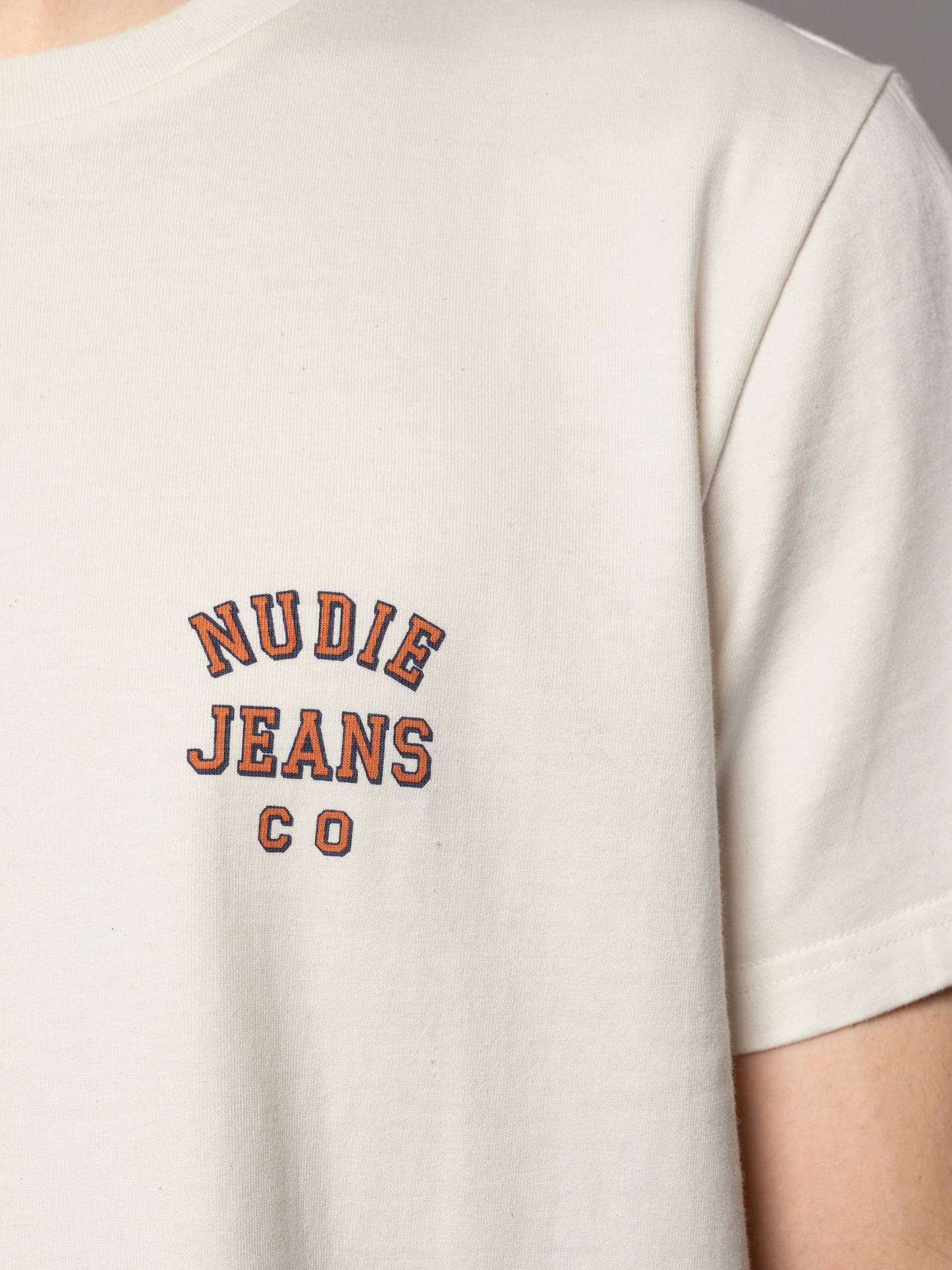 T-shirt blanc logo Nudie Jeans en coton bio - Roy Logo Tee Offwhite